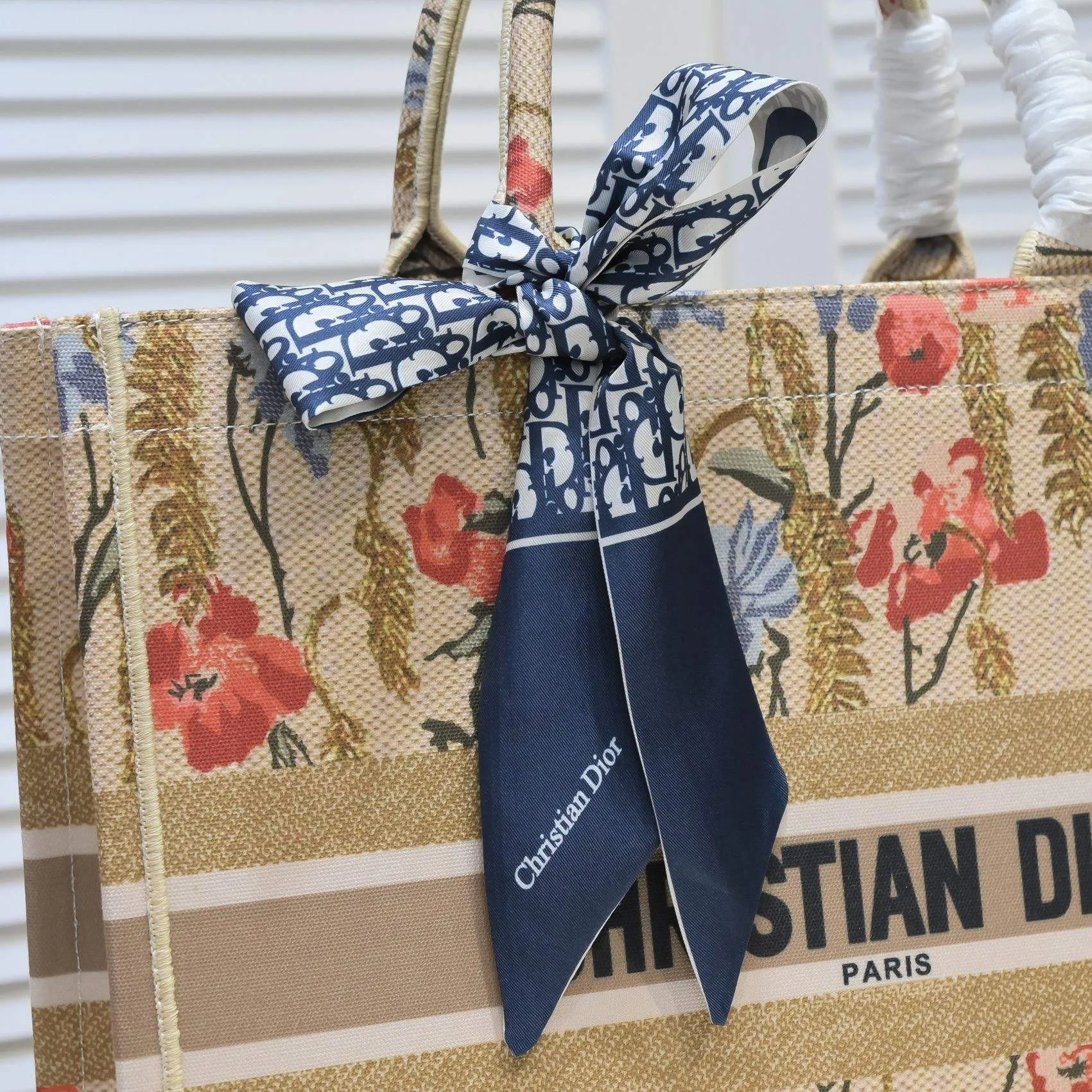 💰360￥With silk scarf, large size🔥 embroidered edge🔜Dior new shopping bag at Dior counter! Counters are updated simultaneously! Limited edition of the same style as the stars! Super stylish! Imported fabric👍high-end quality! You can go in and out of the counters at will without any pressure! The first choice for going out with super large capacity👍 Model: 8033 Size: 41*14*32cm