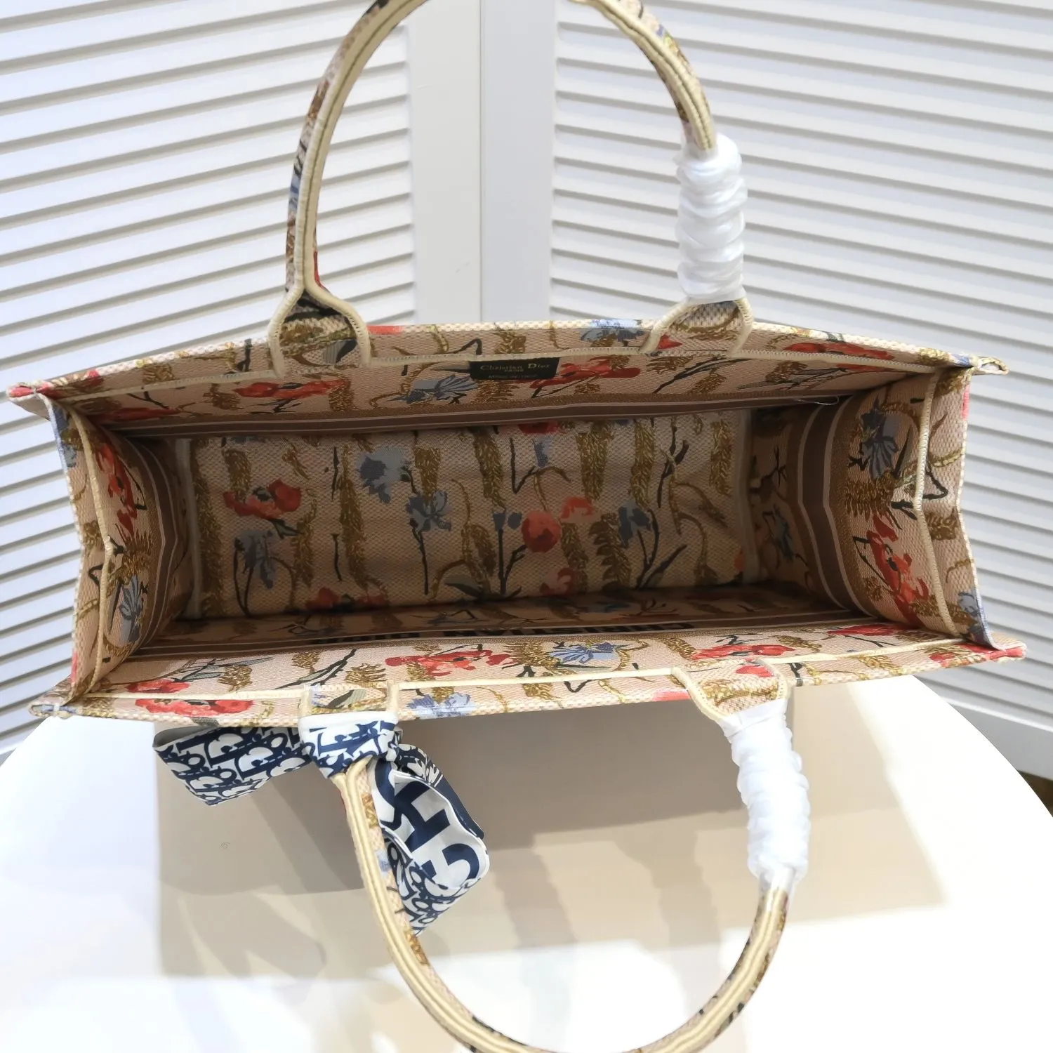 💰360￥With silk scarf, large size🔥 embroidered edge🔜Dior new shopping bag at Dior counter! Counters are updated simultaneously! Limited edition of the same style as the stars! Super stylish! Imported fabric👍high-end quality! You can go in and out of the counters at will without any pressure! The first choice for going out with super large capacity👍 Model: 8033 Size: 41*14*32cm