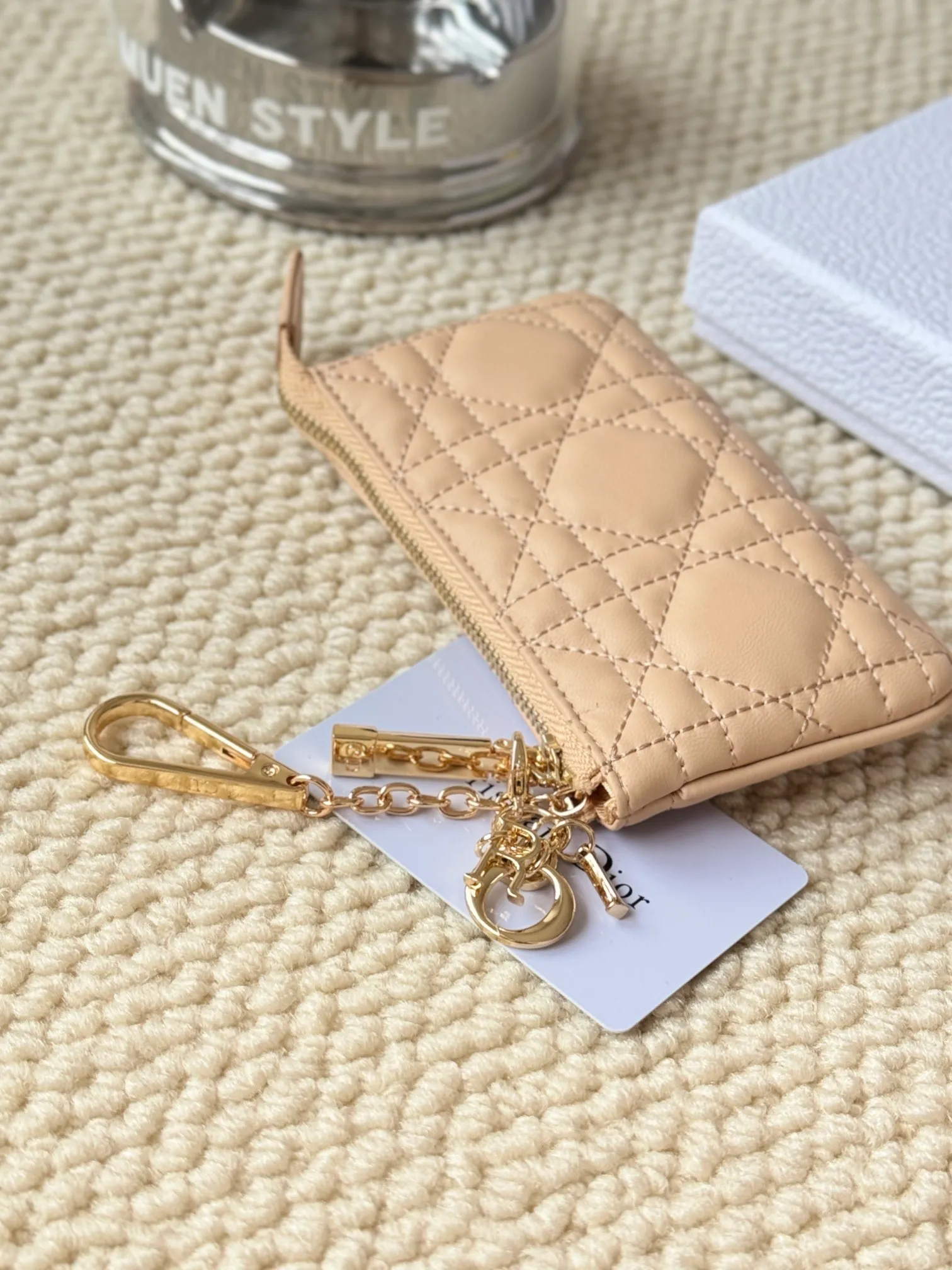 💰160 lambskin makes a zippered coin purse and key bag. Small, cute and mini. Size: 14.5*7.6cm Model: S0972UWHC_M30G This Dior Caro card holder is elegant and practical. Made of soft lambskin, carefully crafted and decorated with cannage pattern topstitching. Coin purse and key case 🔑 Compact and practical, unique and can store various daily necessities, suitable for various occasions.
