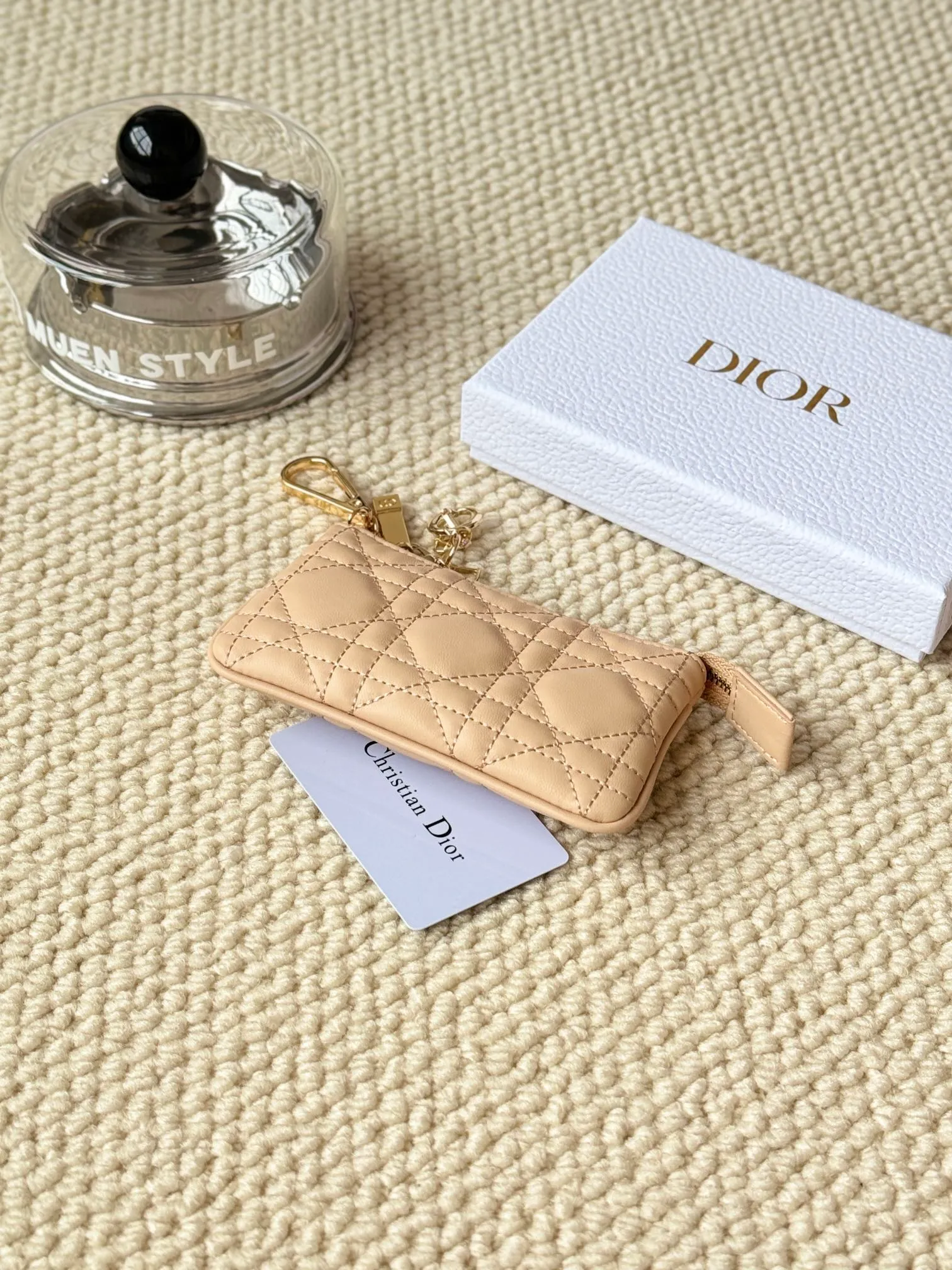 💰160 lambskin makes a zippered coin purse and key bag. Small, cute and mini. Size: 14.5*7.6cm Model: S0972UWHC_M30G This Dior Caro card holder is elegant and practical. Made of soft lambskin, carefully crafted and decorated with cannage pattern topstitching. Coin purse and key case 🔑 Compact and practical, unique and can store various daily necessities, suitable for various occasions.