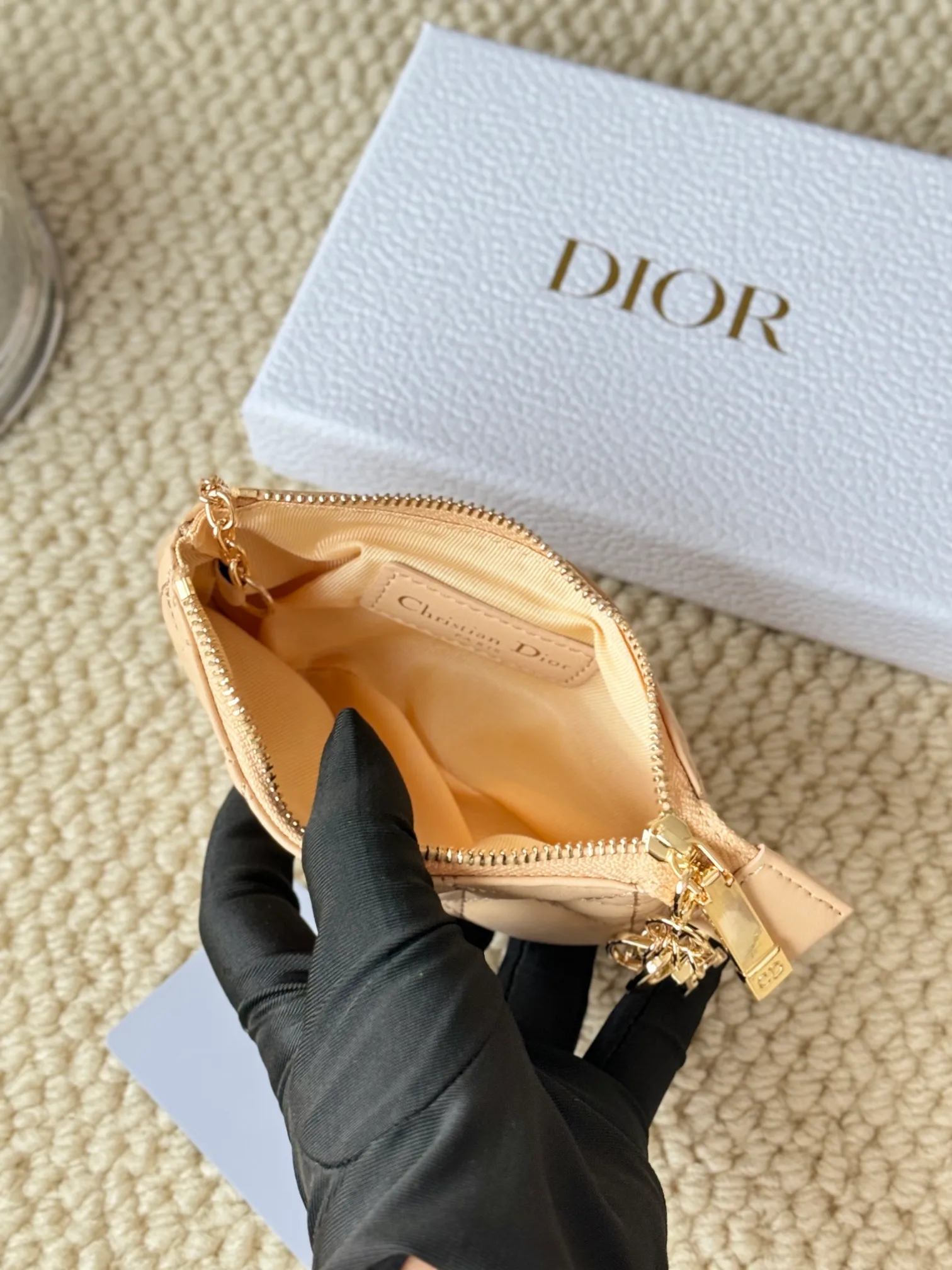 💰160 lambskin makes a zippered coin purse and key bag. Small, cute and mini. Size: 14.5*7.6cm Model: S0972UWHC_M30G This Dior Caro card holder is elegant and practical. Made of soft lambskin, carefully crafted and decorated with cannage pattern topstitching. Coin purse and key case 🔑 Compact and practical, unique and can store various daily necessities, suitable for various occasions.