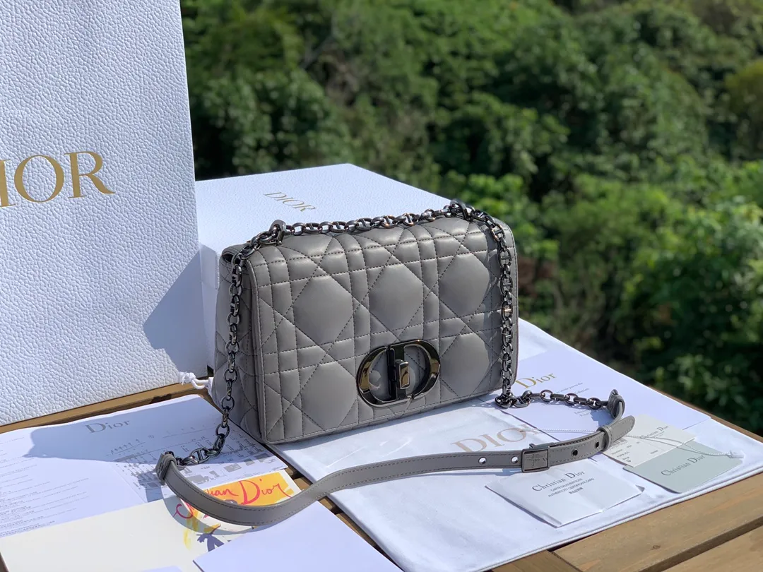 ❗️❗️❗️Free shipping with SF Express for year-end events❗️❗️❗️💰1900 Size 25-15-8cm [Gray gun buckle] Overseas channels, this year Dior Caro is newer than the previous one Caro, the plaid is enlarged and the surface is padded. It uses fetal cowhide imported from Italy. It is soft and glutinous and super comfortable ~ a bit like sheepskin, but not as delicate as sheepskin and not easy to scratch. The previous gold chain has been replaced with gunmetal color, adding some low-key retro feeling~