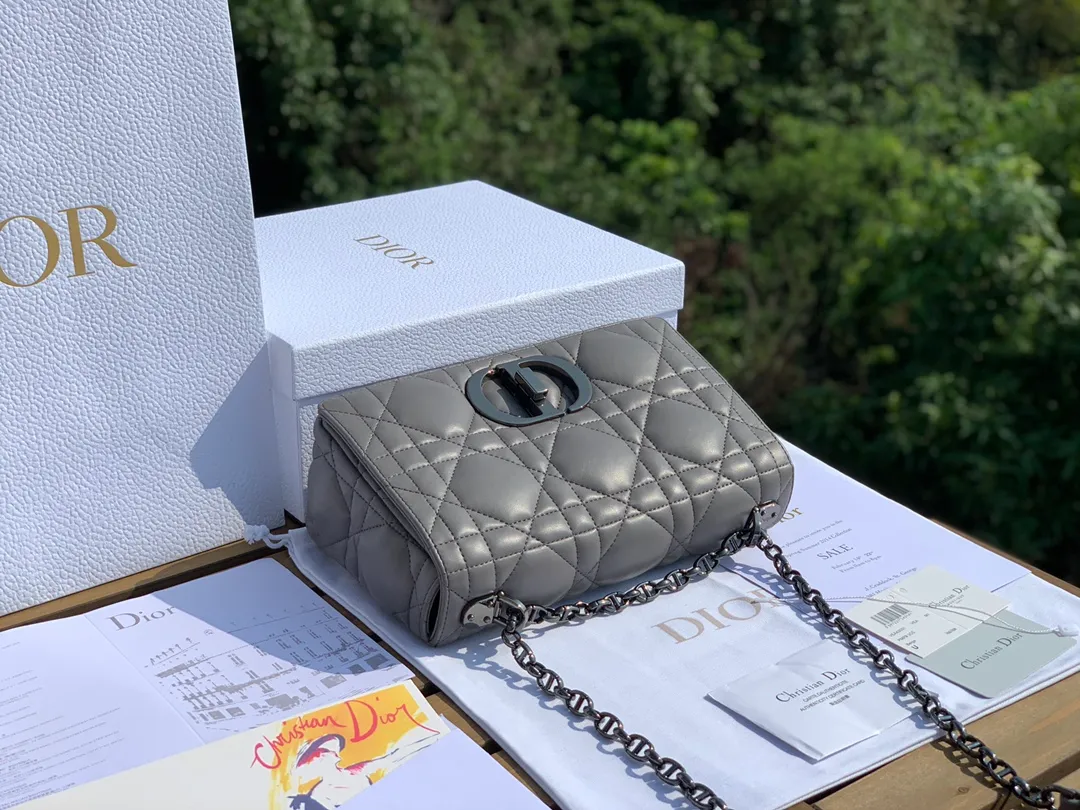 ❗️❗️❗️Free shipping with SF Express for year-end events❗️❗️❗️💰1900 Size 25-15-8cm [Gray gun buckle] Overseas channels, this year Dior Caro is newer than the previous one Caro, the plaid is enlarged and the surface is padded. It uses fetal cowhide imported from Italy. It is soft and glutinous and super comfortable ~ a bit like sheepskin, but not as delicate as sheepskin and not easy to scratch. The previous gold chain has been replaced with gunmetal color, adding some low-key retro feeling~