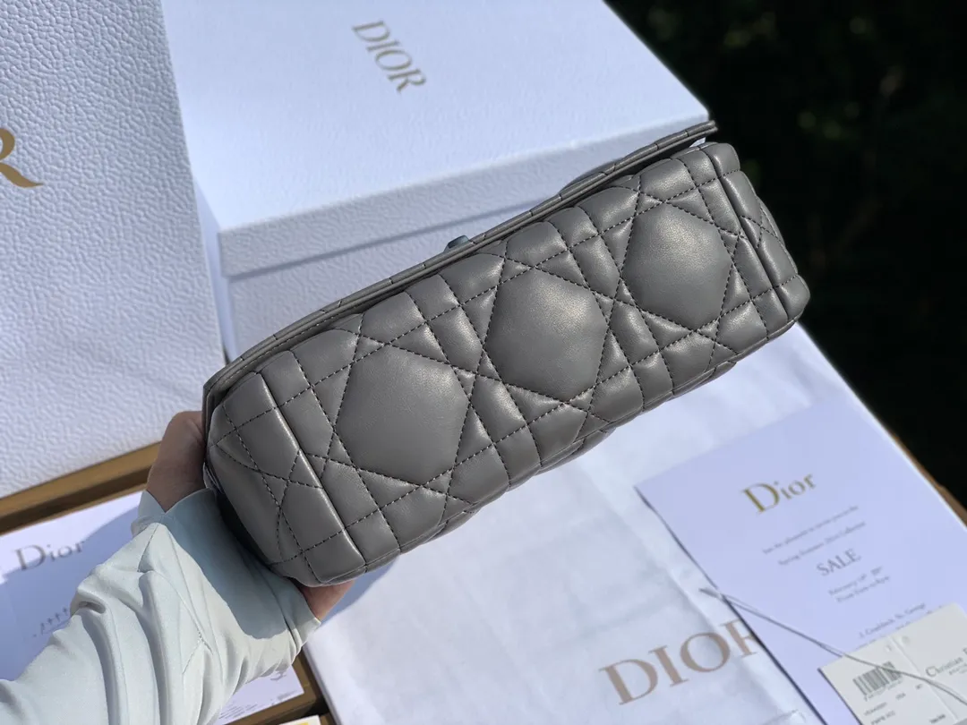 ❗️❗️❗️Free shipping with SF Express for year-end events❗️❗️❗️💰1900 Size 25-15-8cm [Gray gun buckle] Overseas channels, this year Dior Caro is newer than the previous one Caro, the plaid is enlarged and the surface is padded. It uses fetal cowhide imported from Italy. It is soft and glutinous and super comfortable ~ a bit like sheepskin, but not as delicate as sheepskin and not easy to scratch. The previous gold chain has been replaced with gunmetal color, adding some low-key retro feeling~
