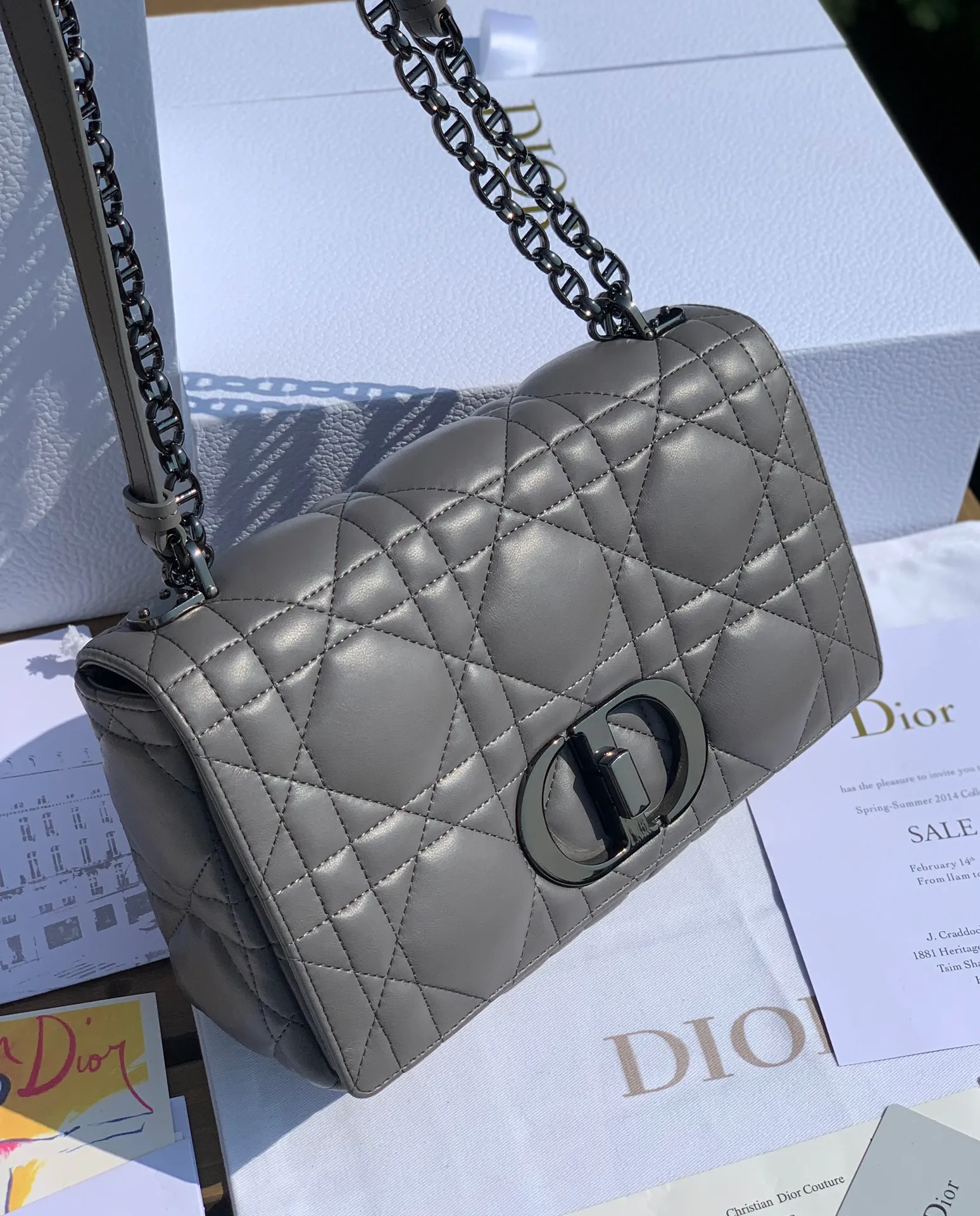 ❗️❗️❗️Free shipping with SF Express for year-end events❗️❗️❗️💰1900 Size 25-15-8cm [Gray gun buckle] Overseas channels, this year Dior Caro is newer than the previous one Caro, the plaid is enlarged and the surface is padded. It uses fetal cowhide imported from Italy. It is soft and glutinous and super comfortable ~ a bit like sheepskin, but not as delicate as sheepskin and not easy to scratch. The previous gold chain has been replaced with gunmetal color, adding some low-key retro feeling~