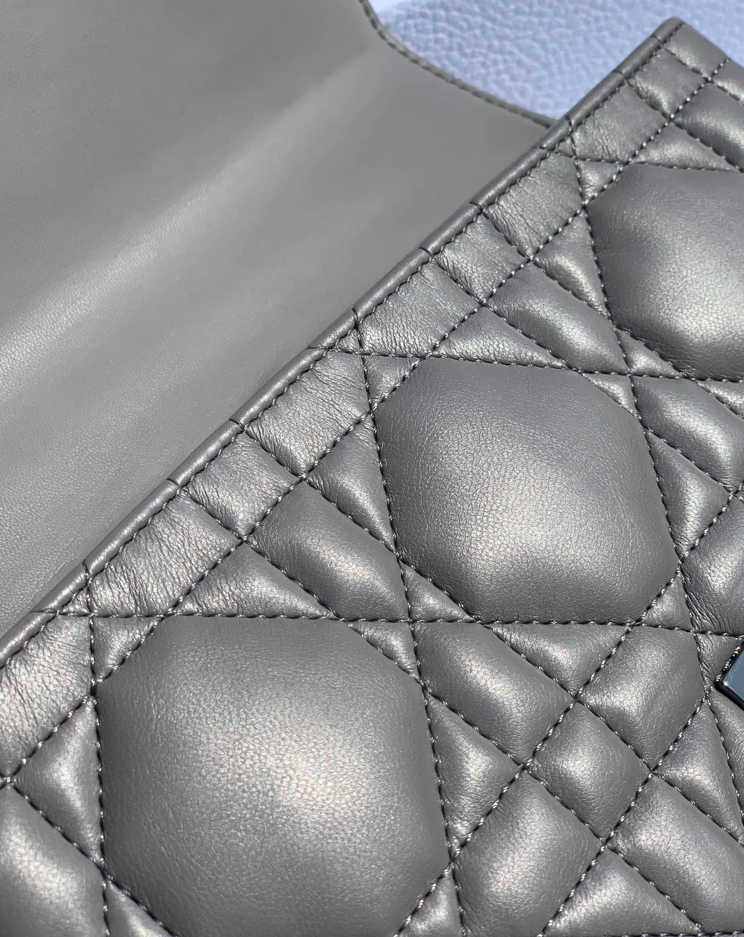 ❗️❗️❗️Free shipping with SF Express for year-end events❗️❗️❗️💰1900 Size 25-15-8cm [Gray gun buckle] Overseas channels, this year Dior Caro is newer than the previous one Caro, the plaid is enlarged and the surface is padded. It uses fetal cowhide imported from Italy. It is soft and glutinous and super comfortable ~ a bit like sheepskin, but not as delicate as sheepskin and not easy to scratch. The previous gold chain has been replaced with gunmetal color, adding some low-key retro feeling~