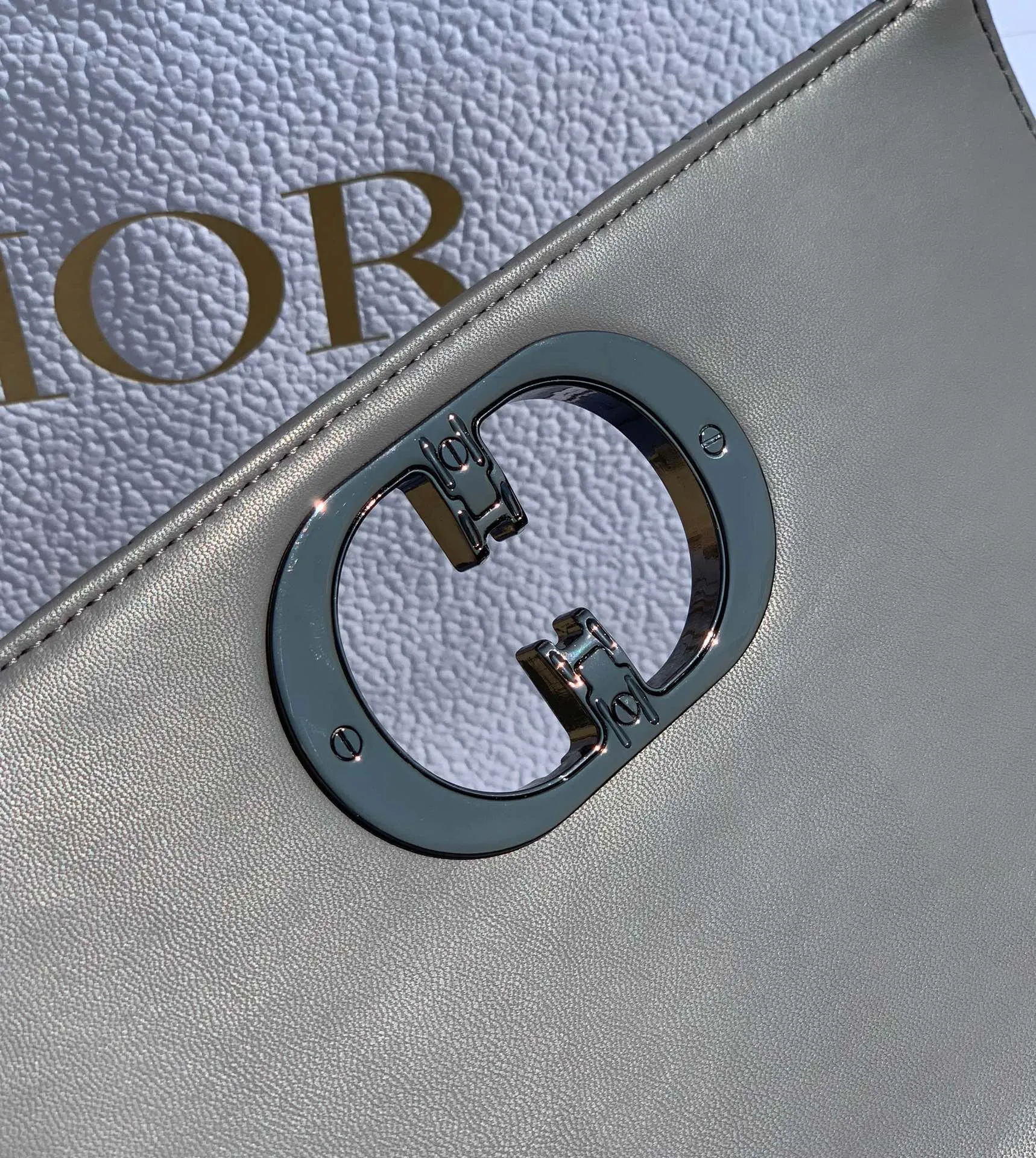 ❗️❗️❗️Free shipping with SF Express for year-end events❗️❗️❗️💰1900 Size 25-15-8cm [Gray gun buckle] Overseas channels, this year Dior Caro is newer than the previous one Caro, the plaid is enlarged and the surface is padded. It uses fetal cowhide imported from Italy. It is soft and glutinous and super comfortable ~ a bit like sheepskin, but not as delicate as sheepskin and not easy to scratch. The previous gold chain has been replaced with gunmetal color, adding some low-key retro feeling~