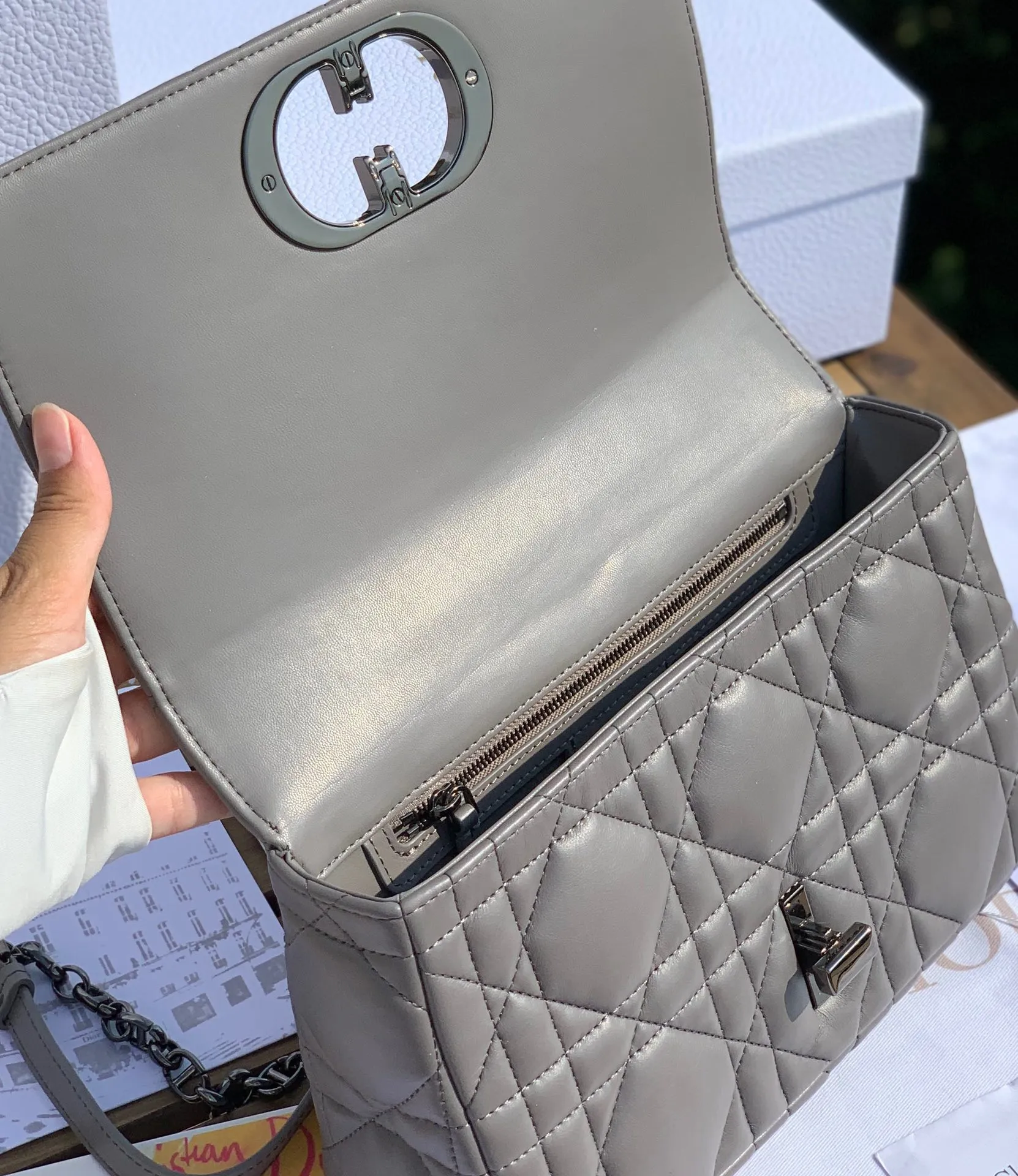 ❗️❗️❗️Free shipping with SF Express for year-end events❗️❗️❗️💰1900 Size 25-15-8cm [Gray gun buckle] Overseas channels, this year Dior Caro is newer than the previous one Caro, the plaid is enlarged and the surface is padded. It uses fetal cowhide imported from Italy. It is soft and glutinous and super comfortable ~ a bit like sheepskin, but not as delicate as sheepskin and not easy to scratch. The previous gold chain has been replaced with gunmetal color, adding some low-key retro feeling~