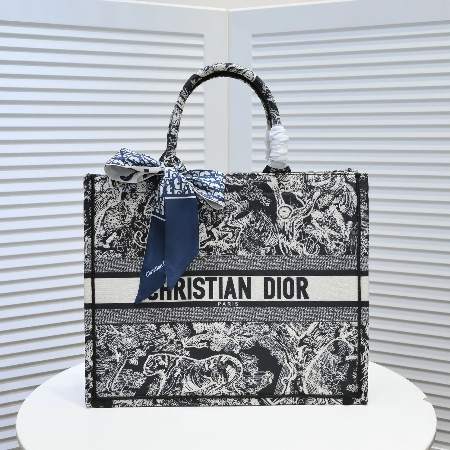 💰360￥With silk scarf, large size🔥 embroidered edge🔜Dior new shopping bag at Dior counter! Counters are updated simultaneously! Limited edition of the same style as the stars! Super stylish! Imported fabric👍high-end quality! You can go in and out of the counters at will without any pressure! The first choice for going out with super large capacity👍 Model: 8033 Size: 41*14*32cm