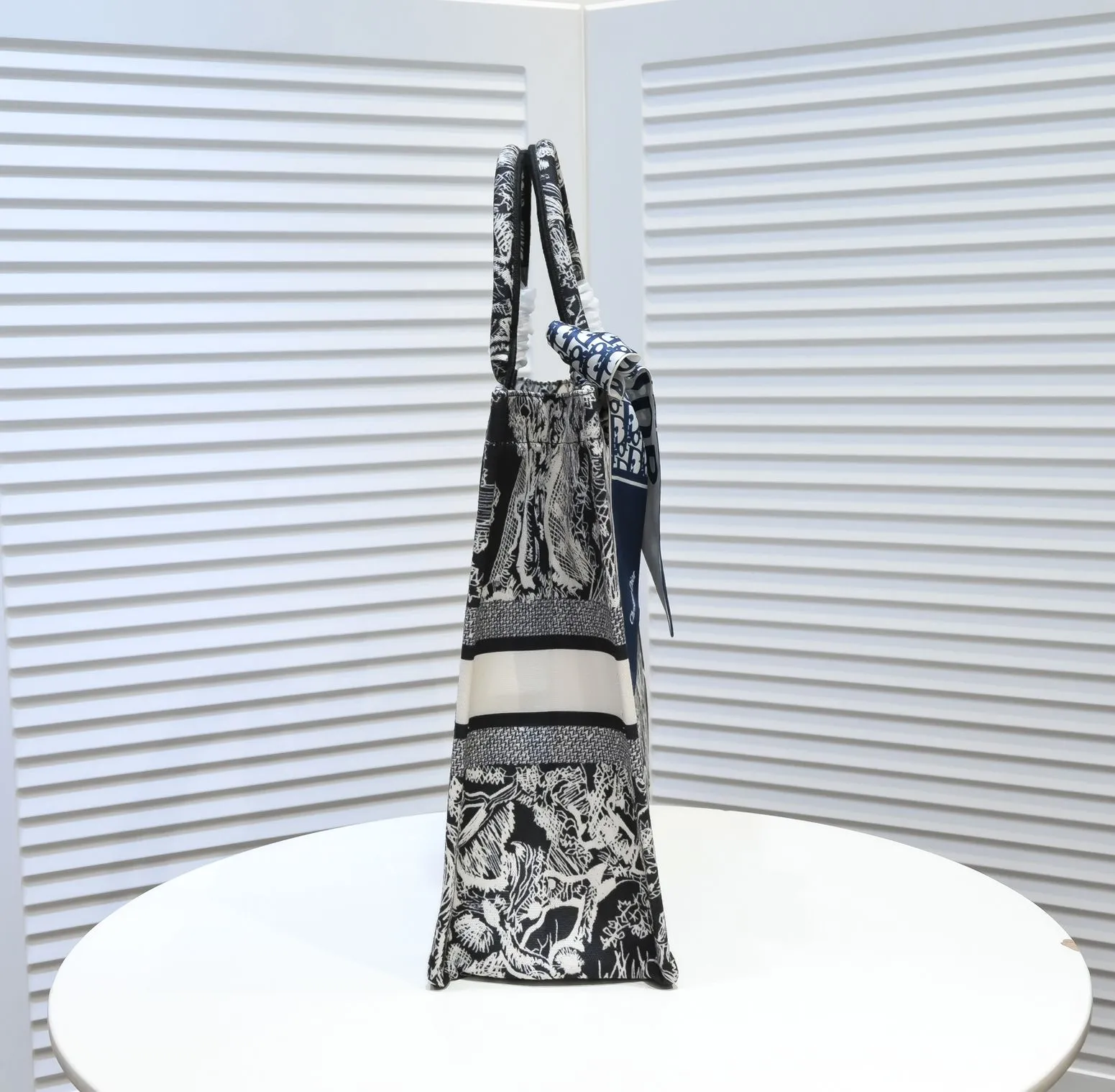 💰360￥With silk scarf, large size🔥 embroidered edge🔜Dior new shopping bag at Dior counter! Counters are updated simultaneously! Limited edition of the same style as the stars! Super stylish! Imported fabric👍high-end quality! You can go in and out of the counters at will without any pressure! The first choice for going out with super large capacity👍 Model: 8033 Size: 41*14*32cm