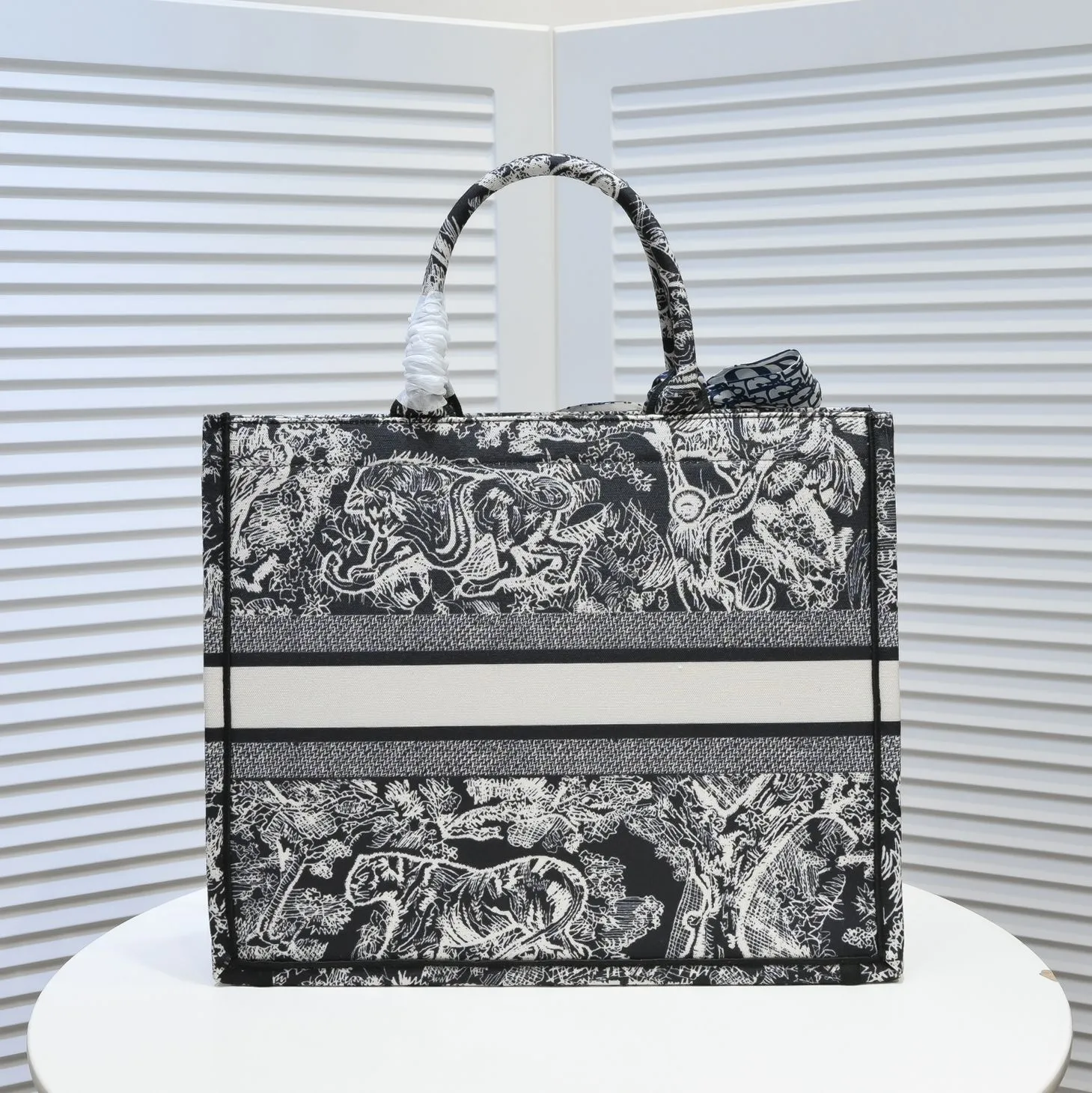 💰360￥With silk scarf, large size🔥 embroidered edge🔜Dior new shopping bag at Dior counter! Counters are updated simultaneously! Limited edition of the same style as the stars! Super stylish! Imported fabric👍high-end quality! You can go in and out of the counters at will without any pressure! The first choice for going out with super large capacity👍 Model: 8033 Size: 41*14*32cm