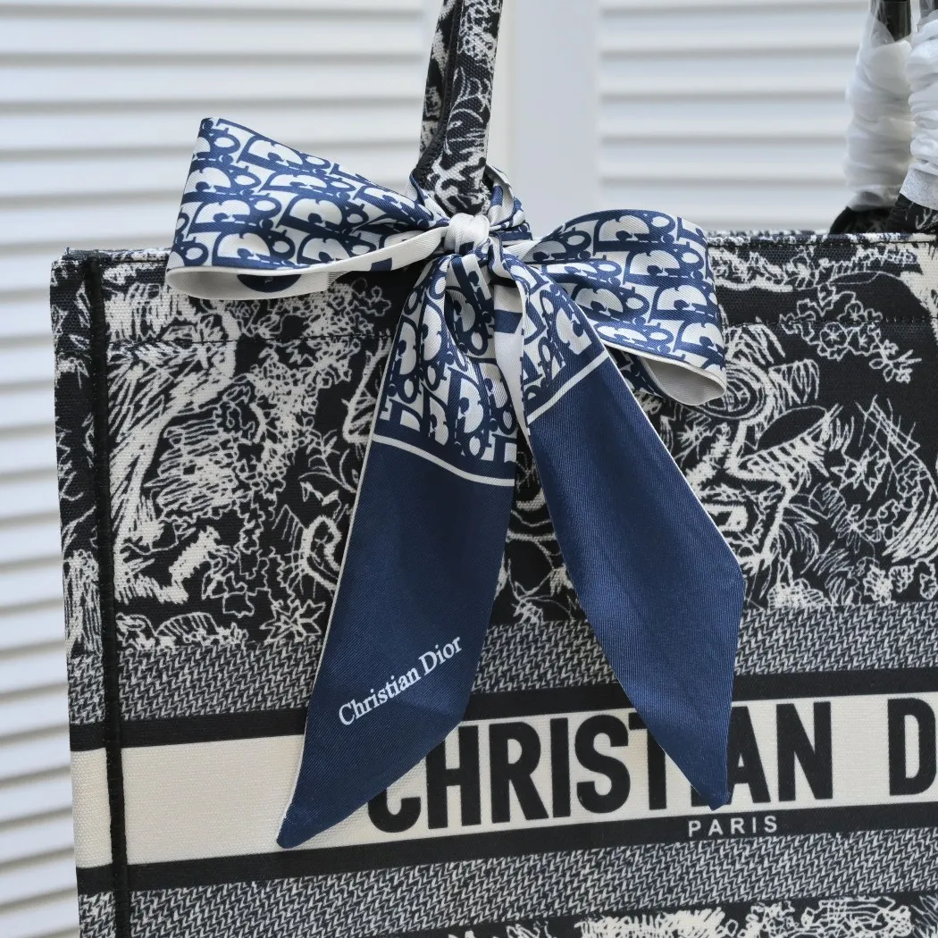 💰360￥With silk scarf, large size🔥 embroidered edge🔜Dior new shopping bag at Dior counter! Counters are updated simultaneously! Limited edition of the same style as the stars! Super stylish! Imported fabric👍high-end quality! You can go in and out of the counters at will without any pressure! The first choice for going out with super large capacity👍 Model: 8033 Size: 41*14*32cm