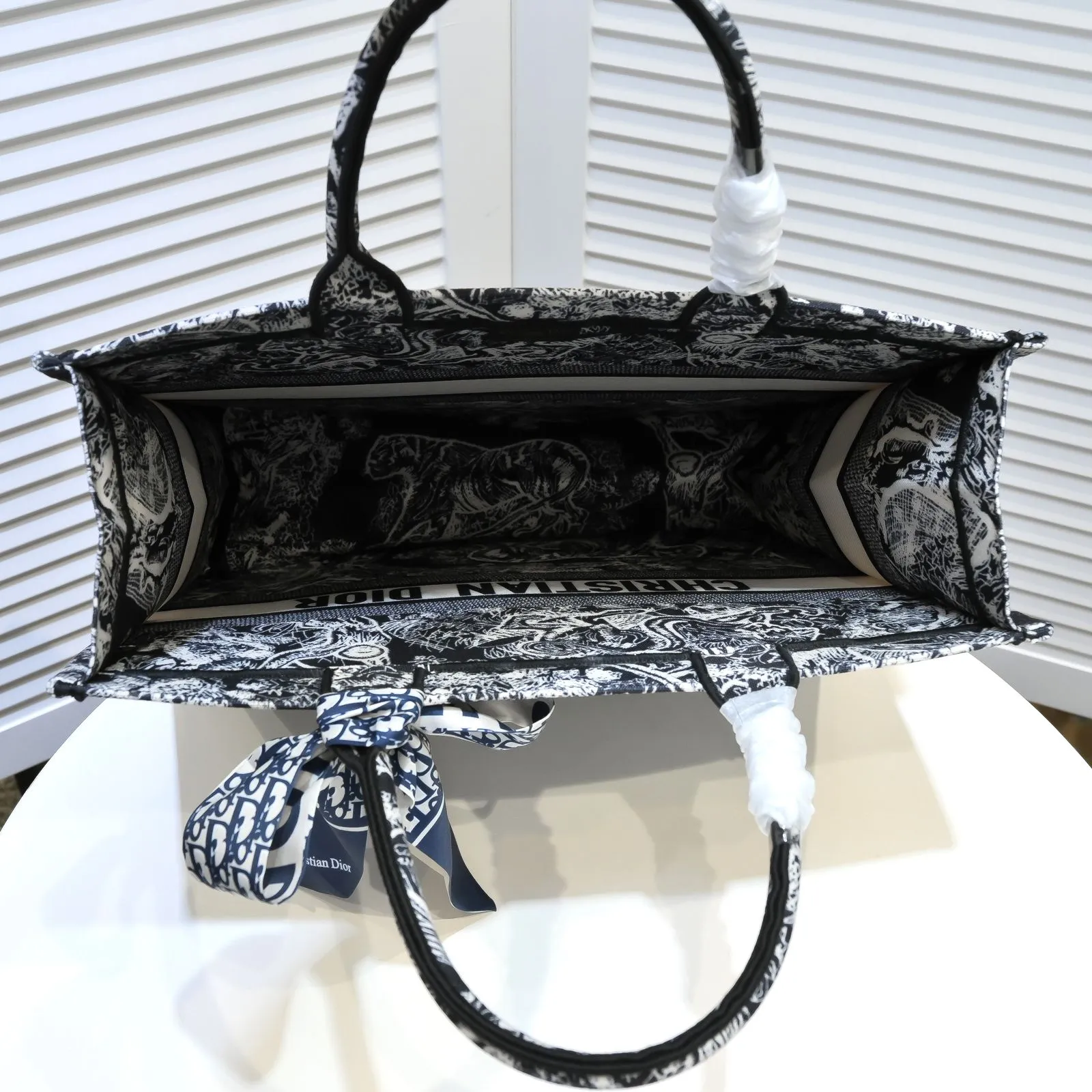 💰360￥With silk scarf, large size🔥 embroidered edge🔜Dior new shopping bag at Dior counter! Counters are updated simultaneously! Limited edition of the same style as the stars! Super stylish! Imported fabric👍high-end quality! You can go in and out of the counters at will without any pressure! The first choice for going out with super large capacity👍 Model: 8033 Size: 41*14*32cm