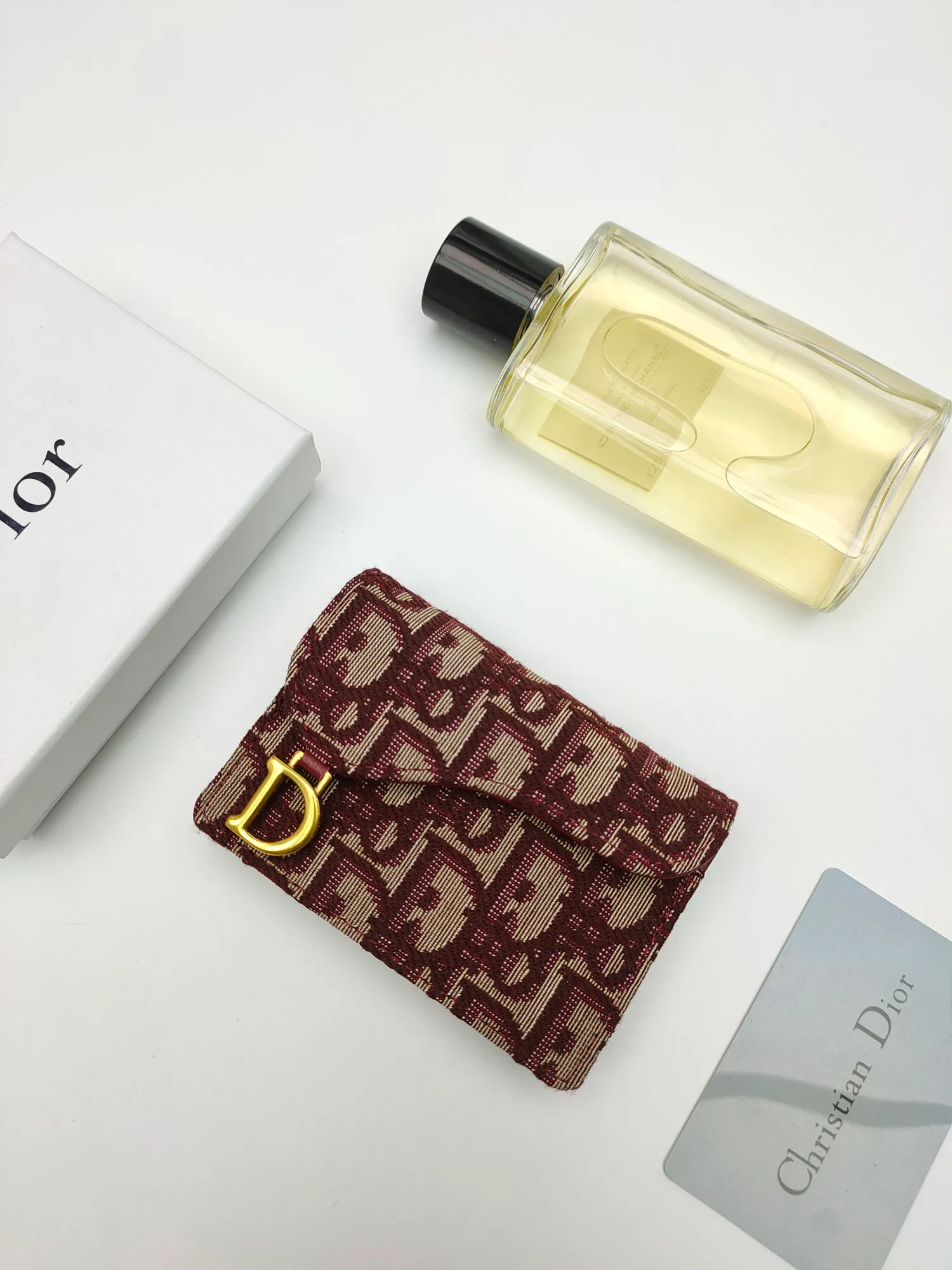 ￥110🌹This Dior saddle flip card holder is practical and compact👍🏻It can replace the traditional saddle wallet🎉Made of Dior Oblique printed fabric with sheepskin. It is made with exquisite craftsmanship and is durable❤️It has a spacious main compartment with 2 patch pockets and 2 card slots, which can store cash, bills and cards. Can be paired with other pieces from the saddle collection for an elegant look. Style number: S5611 Size: 11*7.5*2.5cm