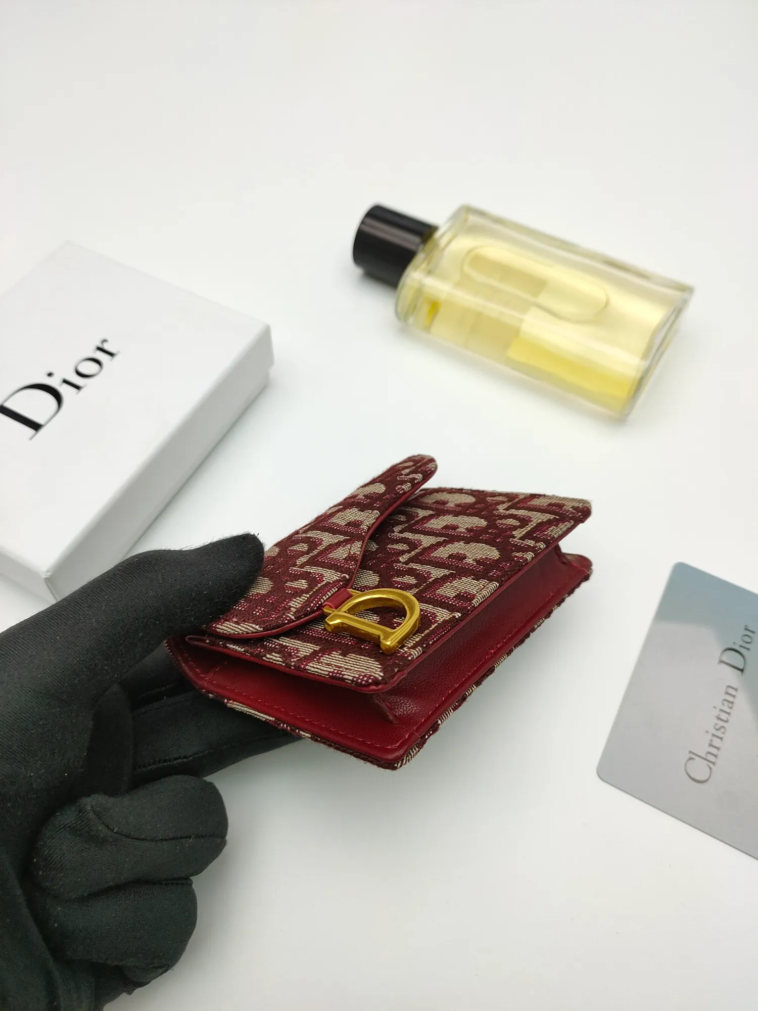 ￥110🌹This Dior saddle flip card holder is practical and compact👍🏻It can replace the traditional saddle wallet🎉Made of Dior Oblique printed fabric with sheepskin. It is made with exquisite craftsmanship and is durable❤️It has a spacious main compartment with 2 patch pockets and 2 card slots, which can store cash, bills and cards. Can be paired with other pieces from the saddle collection for an elegant look. Style number: S5611 Size: 11*7.5*2.5cm