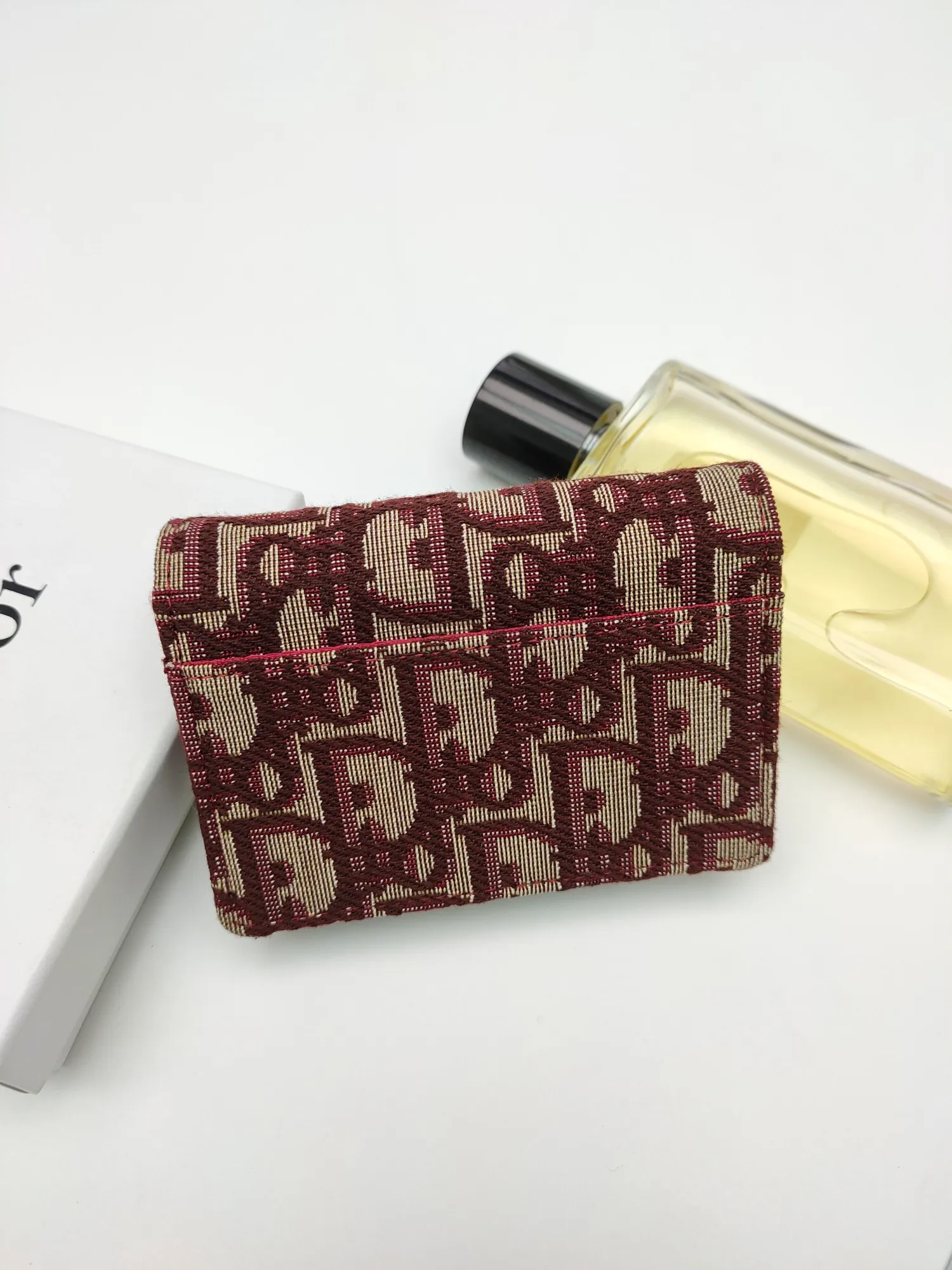 ￥110🌹This Dior saddle flip card holder is practical and compact👍🏻It can replace the traditional saddle wallet🎉Made of Dior Oblique printed fabric with sheepskin. It is made with exquisite craftsmanship and is durable❤️It has a spacious main compartment with 2 patch pockets and 2 card slots, which can store cash, bills and cards. Can be paired with other pieces from the saddle collection for an elegant look. Style number: S5611 Size: 11*7.5*2.5cm