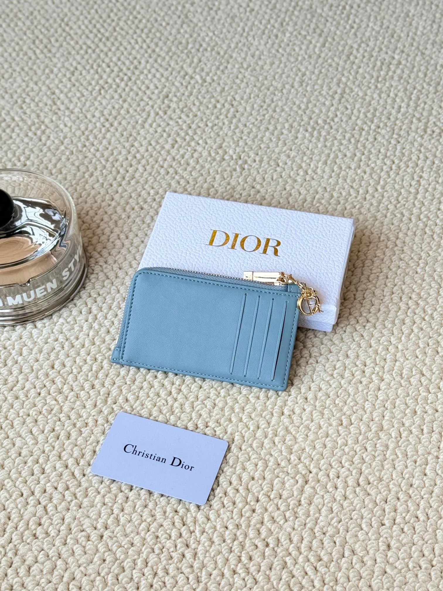 💰150Lady Dior card holder. Sand color wallet bought to fit into a waste bag. L-shaped opening, seven-zipper card holder. No.: S0965. There are too many front patch pockets to hold cards. The banknotes need to be folded at 40% off. It can hold 30% off but it has a zipper. The size is 13.5*8.5*1.5 cm. The Dior card holder meets my various needs. Compared with other styles, it is thin, compact and has a large capacity. There is no conspicuous big LOGO, it will not scratch when placed in the bag, and it is relatively low-key and classic. There is a special place for access control cards, so you don’t need to mix them with bank cards. When I used to swipe access control cards, I couldn’t swipe them because there were too many cards, so I had to take out the access control cards separately. There is a zipper, so you don't have to worry about putting important things out, and the zipper is half-open, so it's more convenient to put things in and take things out than having only one side.