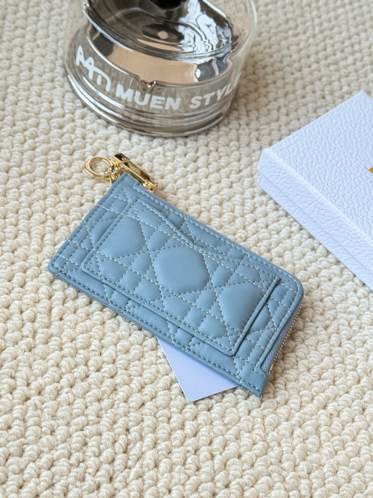 💰150Lady Dior card holder. Sand color wallet bought to fit into a waste bag. L-shaped opening, seven-zipper card holder. No.: S0965. There are too many front patch pockets to hold cards. The banknotes need to be folded at 40% off. It can hold 30% off but it has a zipper. The size is 13.5*8.5*1.5 cm. The Dior card holder meets my various needs. Compared with other styles, it is thin, compact and has a large capacity. There is no conspicuous big LOGO, it will not scratch when placed in the bag, and it is relatively low-key and classic. There is a special place for access control cards, so you don’t need to mix them with bank cards. When I used to swipe access control cards, I couldn’t swipe them because there were too many cards, so I had to take out the access control cards separately. There is a zipper, so you don't have to worry about putting important things out, and the zipper is half-open, so it's more convenient to put things in and take things out than having only one side.
