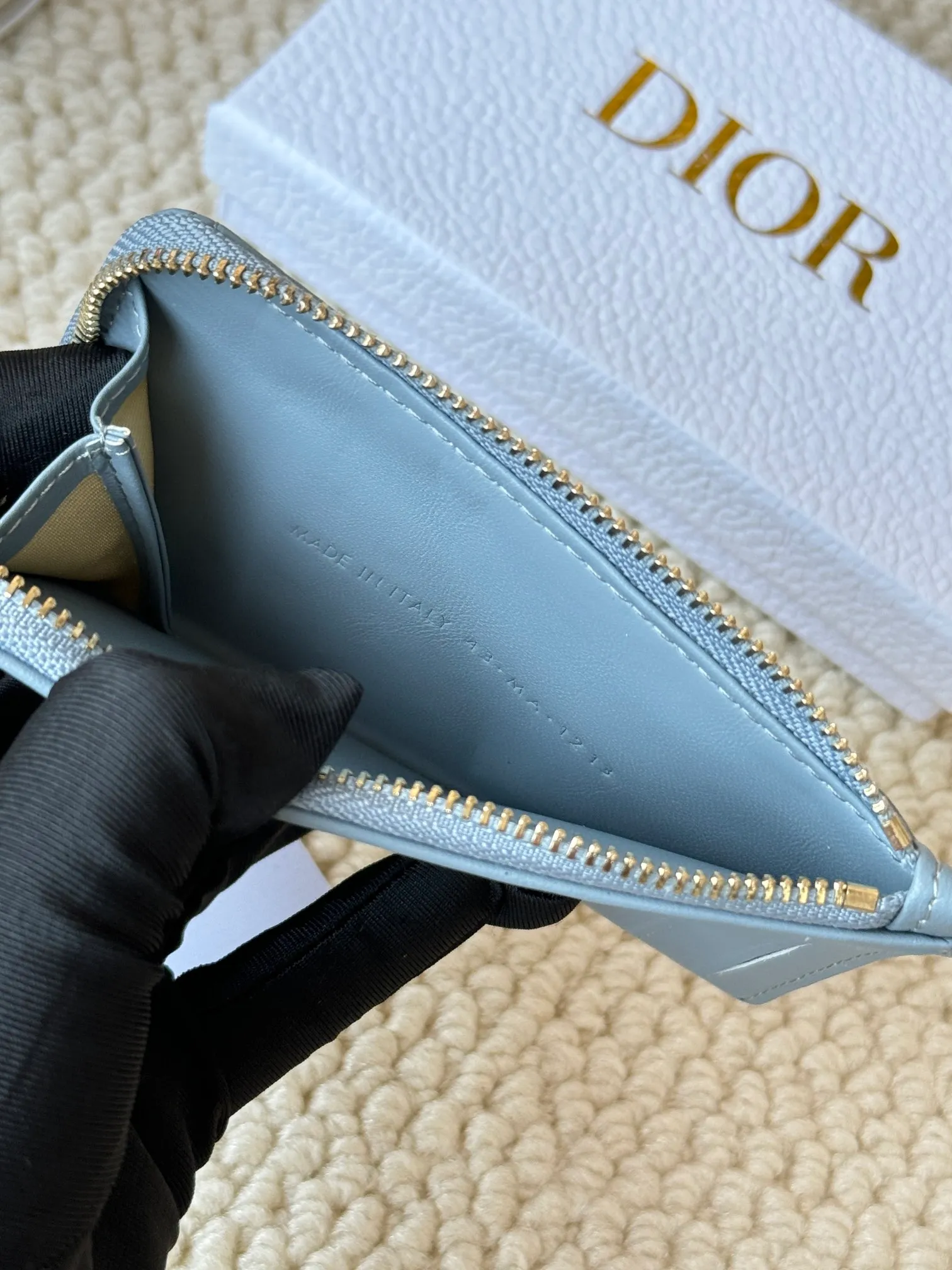 💰150Lady Dior card holder. Sand color wallet bought to fit into a waste bag. L-shaped opening, seven-zipper card holder. No.: S0965. There are too many front patch pockets to hold cards. The banknotes need to be folded at 40% off. It can hold 30% off but it has a zipper. The size is 13.5*8.5*1.5 cm. The Dior card holder meets my various needs. Compared with other styles, it is thin, compact and has a large capacity. There is no conspicuous big LOGO, it will not scratch when placed in the bag, and it is relatively low-key and classic. There is a special place for access control cards, so you don’t need to mix them with bank cards. When I used to swipe access control cards, I couldn’t swipe them because there were too many cards, so I had to take out the access control cards separately. There is a zipper, so you don't have to worry about putting important things out, and the zipper is half-open, so it's more convenient to put things in and take things out than having only one side.