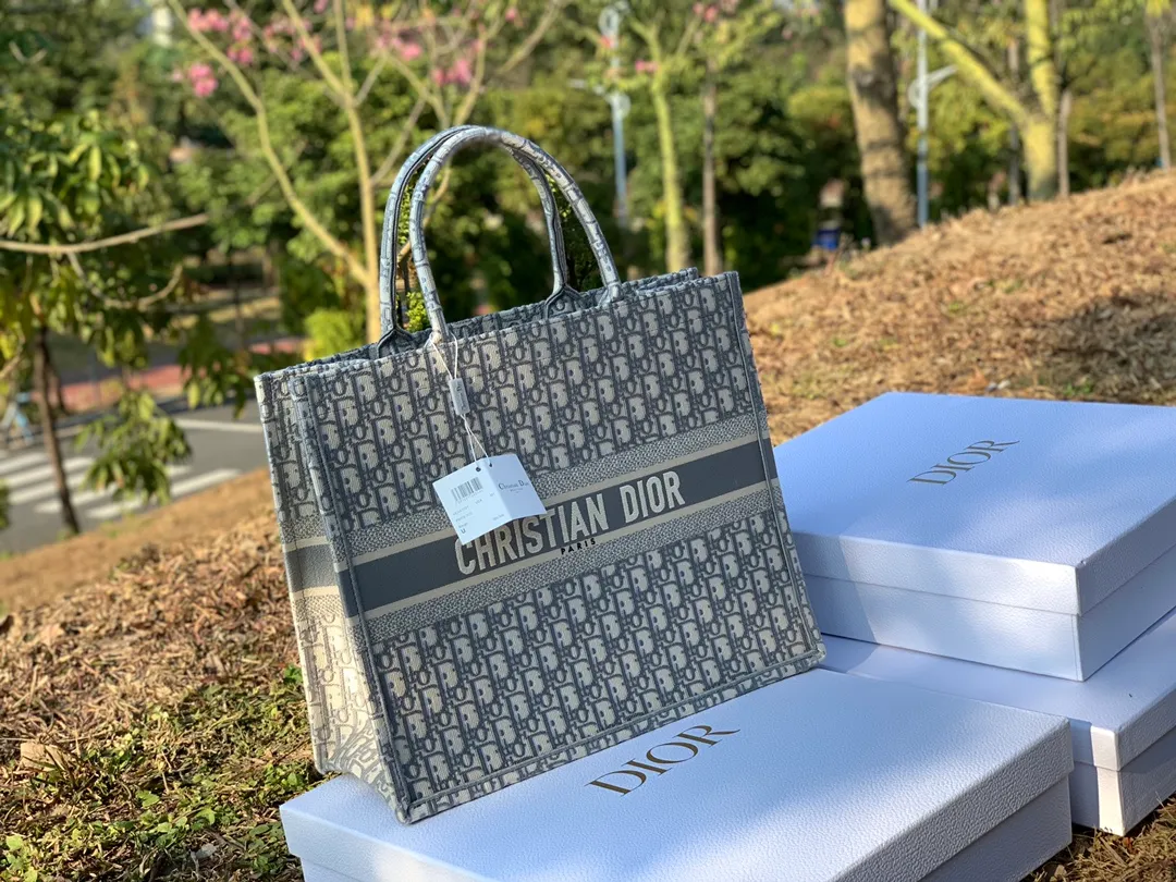 ❗️❗️❗️Free shipping with SF Express for year-end events❗️❗️❗️💰1560 Size 41.5 x 35 x 18 cm Large Dio’s most popular product right now! It’s no exaggeration. All the counters on the official website were sold out. To describe this bag as “treasure” is my best understanding of it! The fabrics, embroidery, fonts, thread routing, and hemming of goods sold through pure blood channels are completely consistent with those at the counters! We have done comparisons, so we are very sure that there will not be anything better than it. If we want to be the second counter, we are safe!