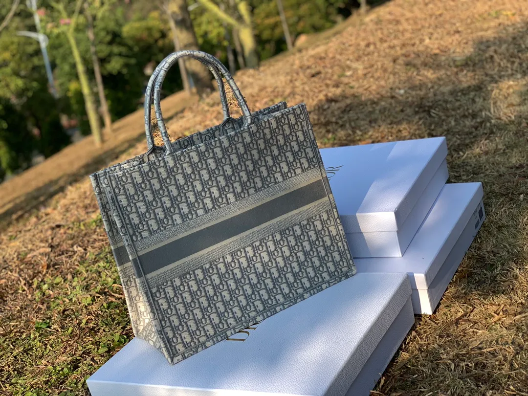 ❗️❗️❗️Free shipping with SF Express for year-end events❗️❗️❗️💰1560 Size 41.5 x 35 x 18 cm Large Dio’s most popular product right now! It’s no exaggeration. All the counters on the official website were sold out. To describe this bag as “treasure” is my best understanding of it! The fabrics, embroidery, fonts, thread routing, and hemming of goods sold through pure blood channels are completely consistent with those at the counters! We have done comparisons, so we are very sure that there will not be anything better than it. If we want to be the second counter, we are safe!