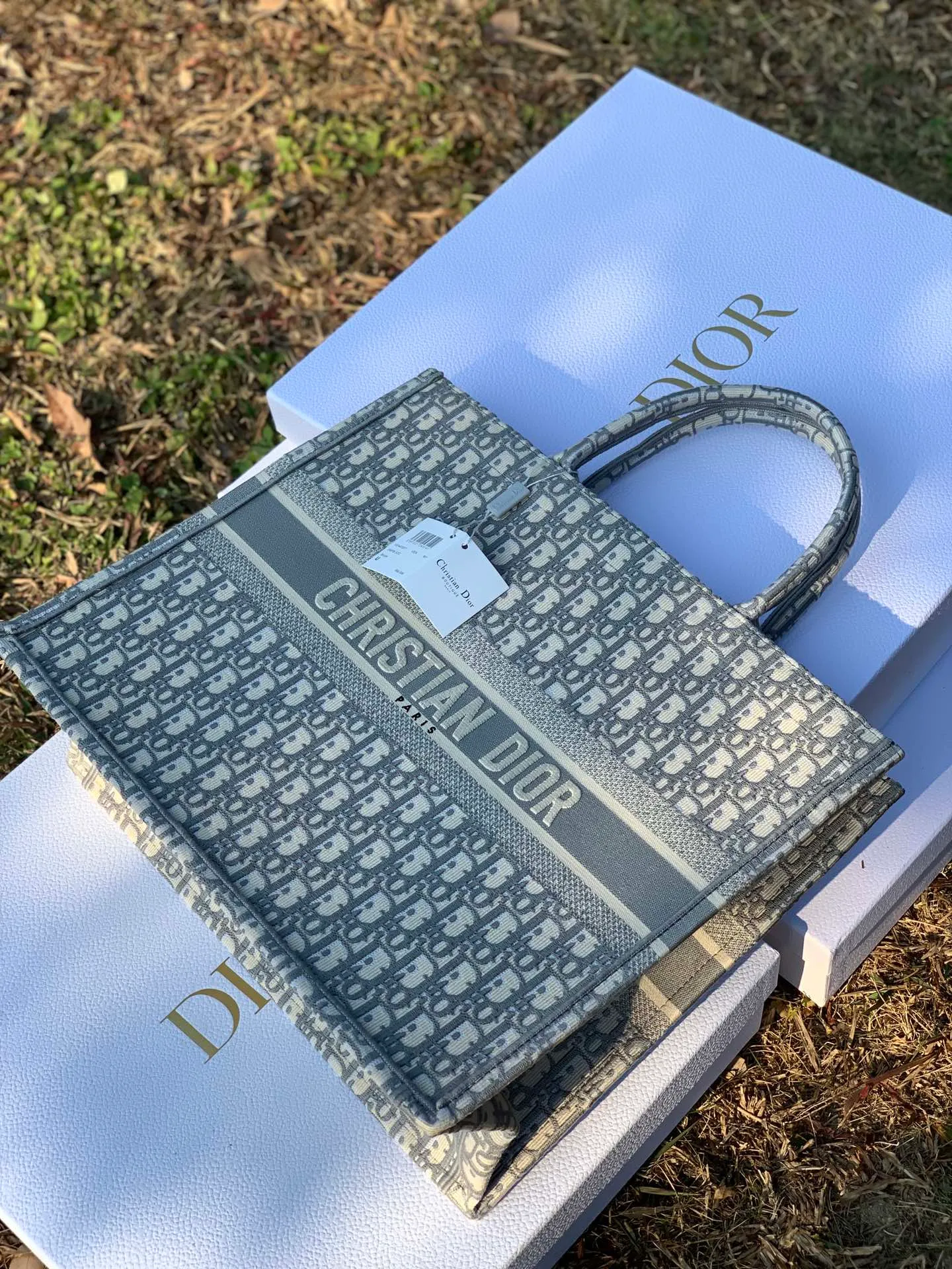 ❗️❗️❗️Free shipping with SF Express for year-end events❗️❗️❗️💰1560 Size 41.5 x 35 x 18 cm Large Dio’s most popular product right now! It’s no exaggeration. All the counters on the official website were sold out. To describe this bag as “treasure” is my best understanding of it! The fabrics, embroidery, fonts, thread routing, and hemming of goods sold through pure blood channels are completely consistent with those at the counters! We have done comparisons, so we are very sure that there will not be anything better than it. If we want to be the second counter, we are safe!