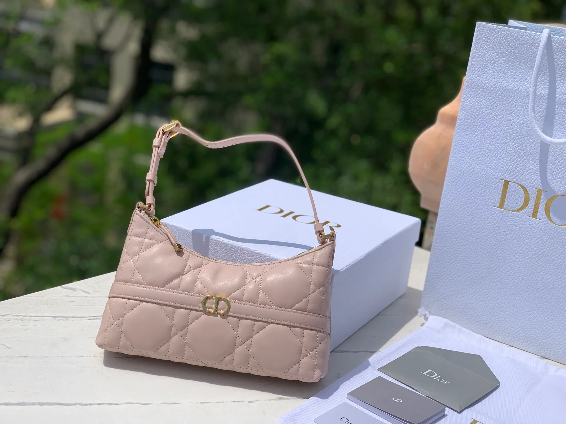 Top upgraded version 💰1600 Size 23×13×6cm Dior Miss Caro armpit bag, pink sheepskin oversized cannage pattern, many people also call it "dumpling bag", it is a new product in the 2025 early spring series, enriching Miss with fashionable and exquisite items Caro series ✨ is made of original pink sheepskin, decorated with oversized cannage pattern topstitching to enhance the style, with decorative tone-on-tone ribbons, and a vintage gold-finish metal CD logo on the front. Carrying it around makes you look classy, ​​and the concave shape looks great when taking photos!