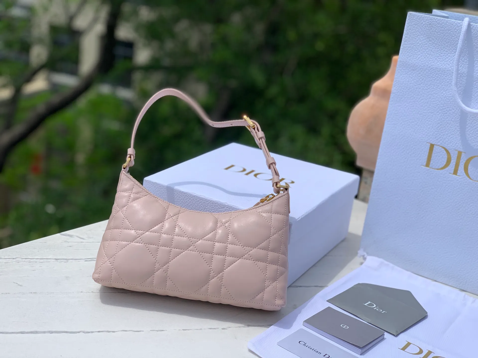 Top upgraded version 💰1600 Size 23×13×6cm Dior Miss Caro armpit bag, pink sheepskin oversized cannage pattern, many people also call it "dumpling bag", it is a new product in the 2025 early spring series, enriching Miss with fashionable and exquisite items Caro series ✨ is made of original pink sheepskin, decorated with oversized cannage pattern topstitching to enhance the style, with decorative tone-on-tone ribbons, and a vintage gold-finish metal CD logo on the front. Carrying it around makes you look classy, ​​and the concave shape looks great when taking photos!