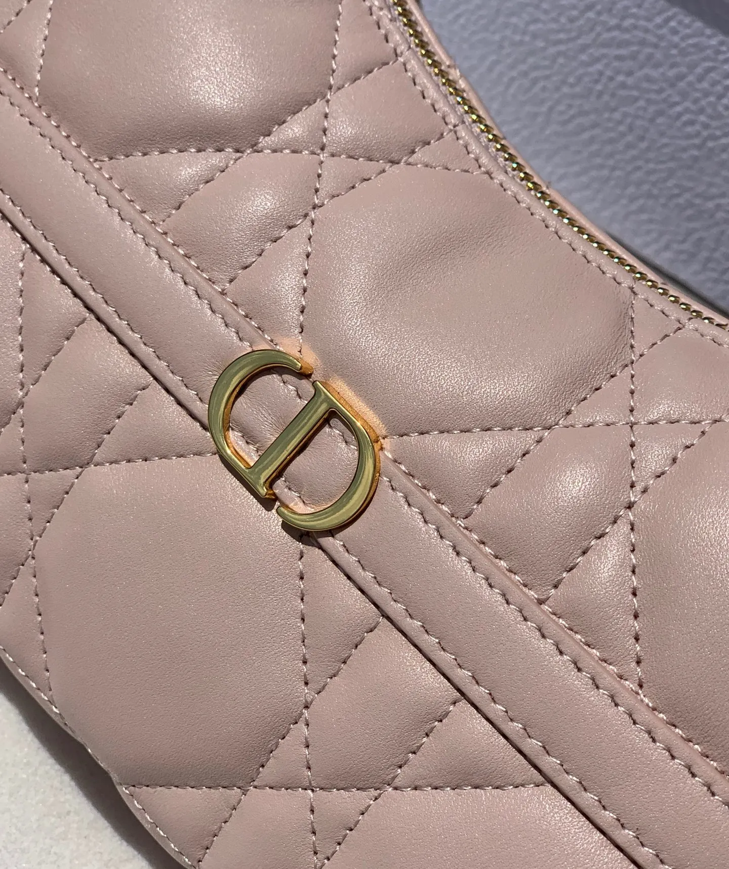 Top upgraded version 💰1600 Size 23×13×6cm Dior Miss Caro armpit bag, pink sheepskin oversized cannage pattern, many people also call it "dumpling bag", it is a new product in the 2025 early spring series, enriching Miss with fashionable and exquisite items Caro series ✨ is made of original pink sheepskin, decorated with oversized cannage pattern topstitching to enhance the style, with decorative tone-on-tone ribbons, and a vintage gold-finish metal CD logo on the front. Carrying it around makes you look classy, ​​and the concave shape looks great when taking photos!