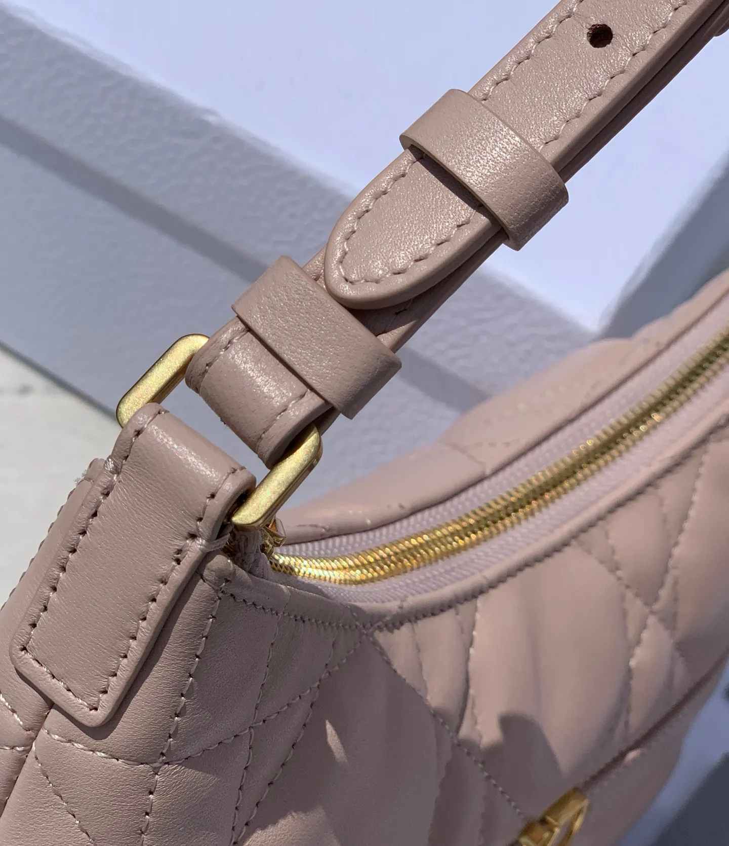 Top upgraded version 💰1600 Size 23×13×6cm Dior Miss Caro armpit bag, pink sheepskin oversized cannage pattern, many people also call it "dumpling bag", it is a new product in the 2025 early spring series, enriching Miss with fashionable and exquisite items Caro series ✨ is made of original pink sheepskin, decorated with oversized cannage pattern topstitching to enhance the style, with decorative tone-on-tone ribbons, and a vintage gold-finish metal CD logo on the front. Carrying it around makes you look classy, ​​and the concave shape looks great when taking photos!