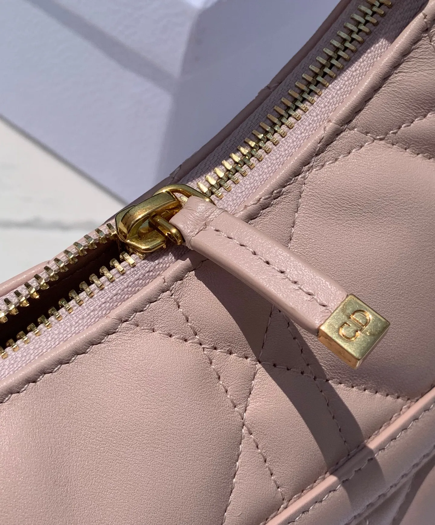 Top upgraded version 💰1600 Size 23×13×6cm Dior Miss Caro armpit bag, pink sheepskin oversized cannage pattern, many people also call it "dumpling bag", it is a new product in the 2025 early spring series, enriching Miss with fashionable and exquisite items Caro series ✨ is made of original pink sheepskin, decorated with oversized cannage pattern topstitching to enhance the style, with decorative tone-on-tone ribbons, and a vintage gold-finish metal CD logo on the front. Carrying it around makes you look classy, ​​and the concave shape looks great when taking photos!