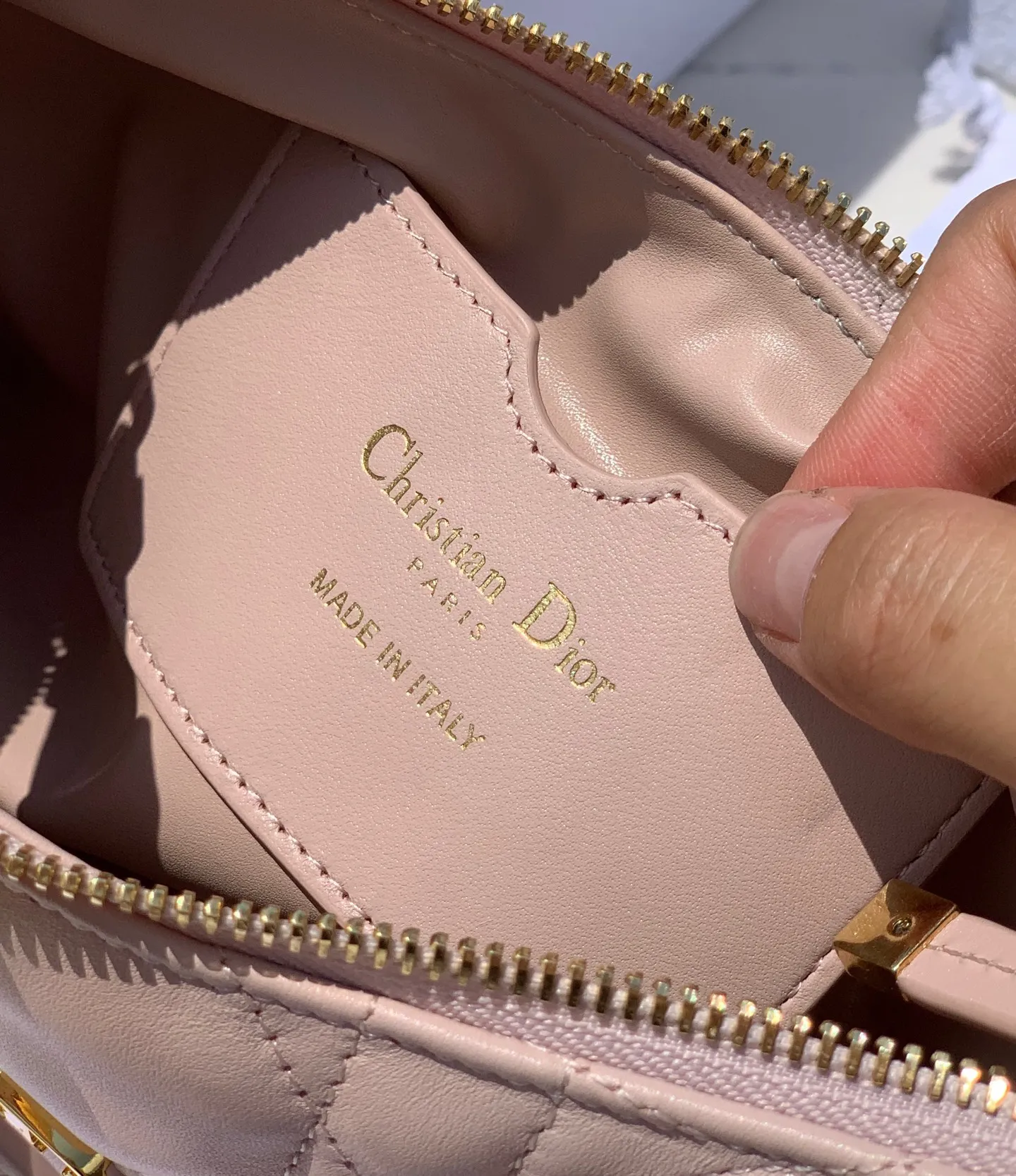 Top upgraded version 💰1600 Size 23×13×6cm Dior Miss Caro armpit bag, pink sheepskin oversized cannage pattern, many people also call it "dumpling bag", it is a new product in the 2025 early spring series, enriching Miss with fashionable and exquisite items Caro series ✨ is made of original pink sheepskin, decorated with oversized cannage pattern topstitching to enhance the style, with decorative tone-on-tone ribbons, and a vintage gold-finish metal CD logo on the front. Carrying it around makes you look classy, ​​and the concave shape looks great when taking photos!