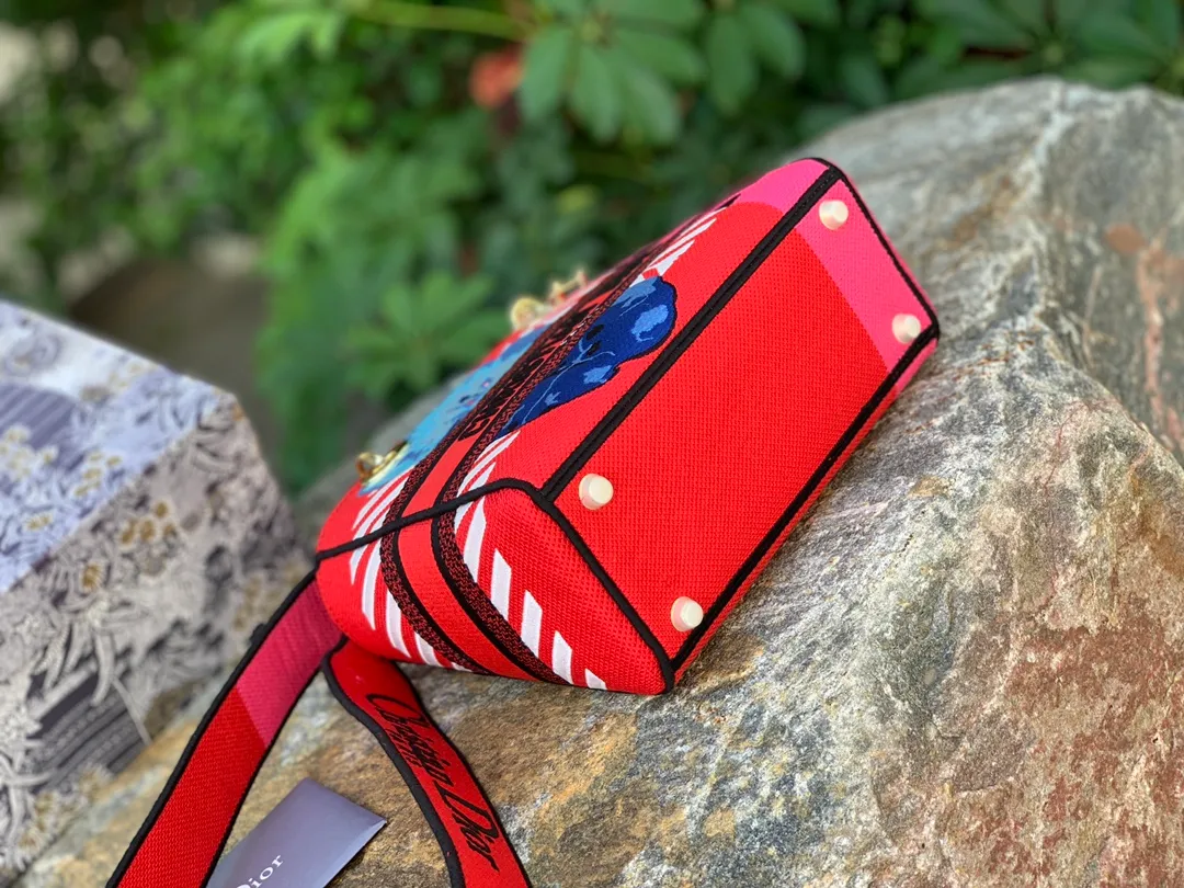 Top upgraded version 💰1800 Size: 24 x 20 x 11 CM red, shipped from overseas original factory channels! This lady belongs to the classic Princess Diana series. Compared with the Princess Diana bag, it inherits its retro and minimalist appearance, but the lines of the bag are no longer tough style. It took more than 15 hours and 2 million stitches of jacquard embroidery to form. Whether it is the feel or texture, people can feel the classic and elegant temperament of the D family! If you want genuine D oblique presbyopia, it must be ours! The knowledge of the fabric itself is amazing. Only products like ours that can be easily carried into the counter are worth buying!
