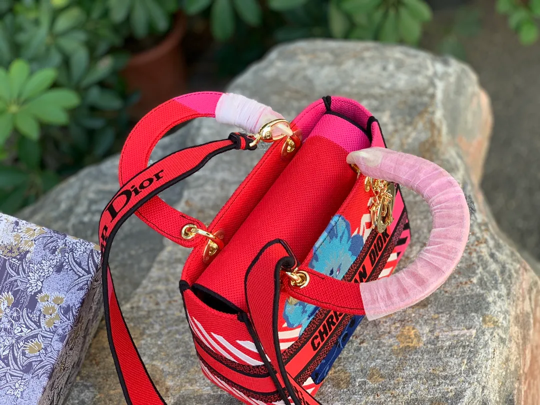 Top upgraded version 💰1800 Size: 24 x 20 x 11 CM red, shipped from overseas original factory channels! This lady belongs to the classic Princess Diana series. Compared with the Princess Diana bag, it inherits its retro and minimalist appearance, but the lines of the bag are no longer tough style. It took more than 15 hours and 2 million stitches of jacquard embroidery to form. Whether it is the feel or texture, people can feel the classic and elegant temperament of the D family! If you want genuine D oblique presbyopia, it must be ours! The knowledge of the fabric itself is amazing. Only products like ours that can be easily carried into the counter are worth buying!