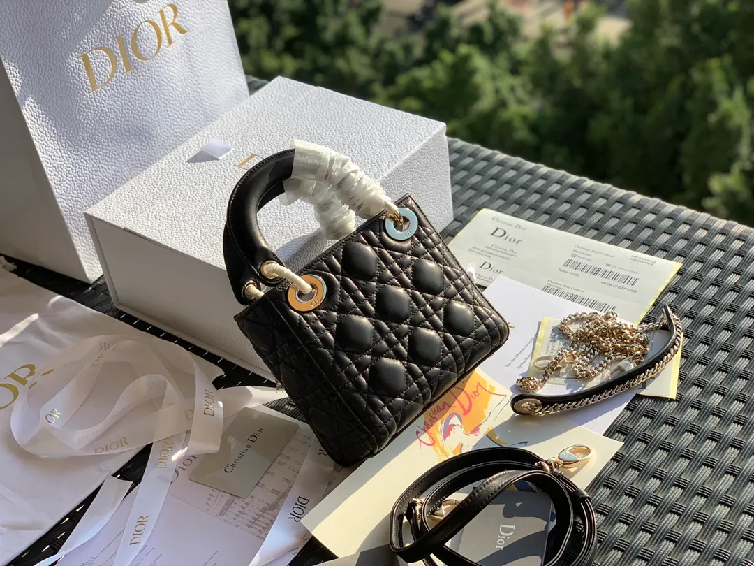 ❗️❗️❗️Free shipping with SF Express for year-end events❗️❗️❗️💰1800 size is 17×15×7, black 3 grid sheepskin DIO*r Princess Diana sheepskin model, so beautiful! Made of imported lambskin, the pores of the leather are visible to the naked eye, but sheepskin is delicate and needs careful care! This material was used by Princess Diana; and black is basically the king of basic items; it is also generally more expensive than other colors! Overseas original factory channels for sales on major purchasing platforms! A rare good thing!