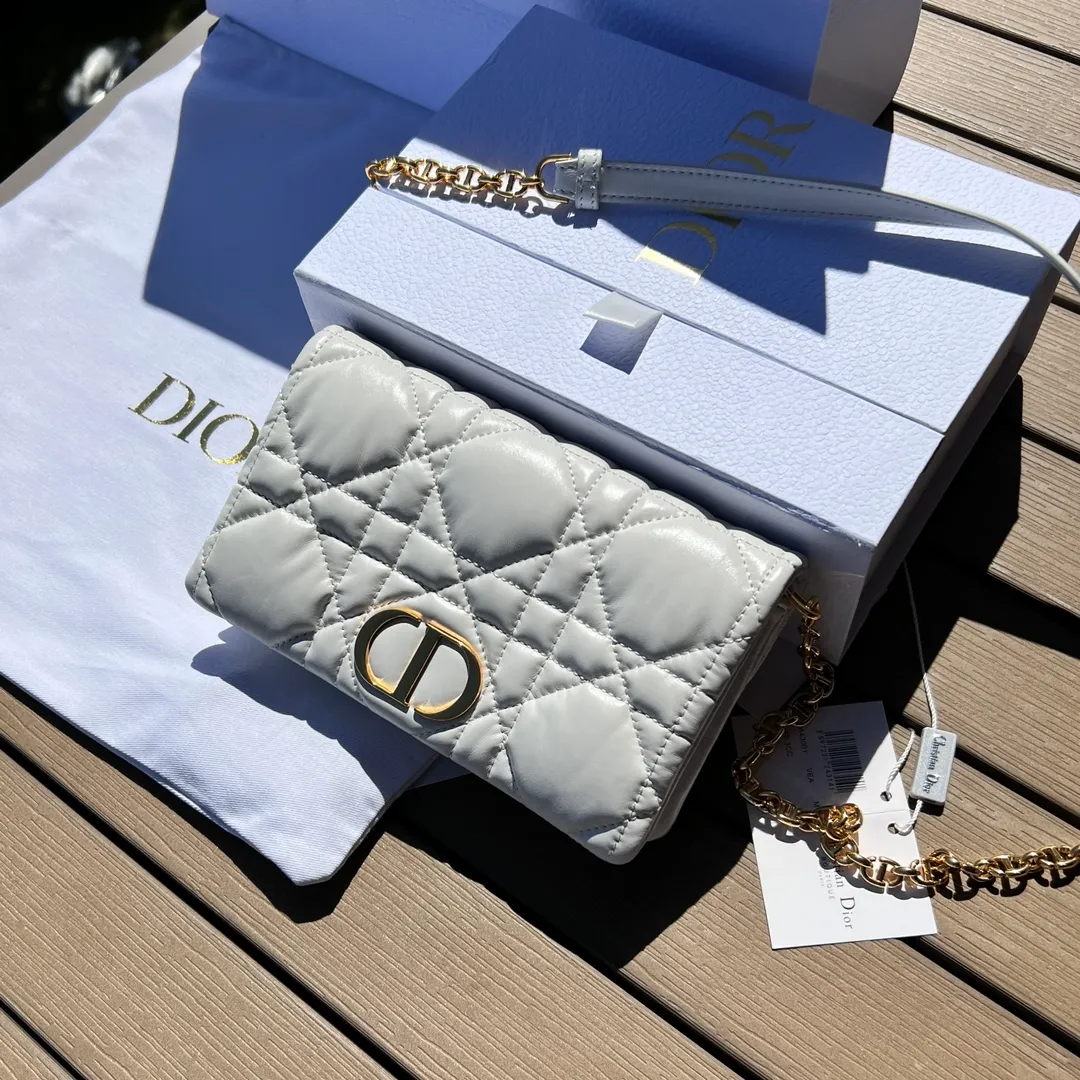 Top upgraded version 💰1760 Size: 19.5×11×6.5cm Dior’s overseas channel resources exclusively offer Caro chain handbags ❗️This season’s new Dior Caro chain handbags demonstrate the spirit of dior’s haute couture with practical design. Crafted from creamy white cow leather, it's decorated with a distinctive oversized cannage pattern with a quilted effect. The flap is embellished with an antique gold-finish metal "CD" logo, and interior compartments hold a variety of daily essentials. The detachable leather and CD link shoulder strap can be wrapped around the flap, and the detachable chain-stitched leather shoulder strap makes it easy to carry by hand, shoulder or cross-body, making it an ideal everyday piece.