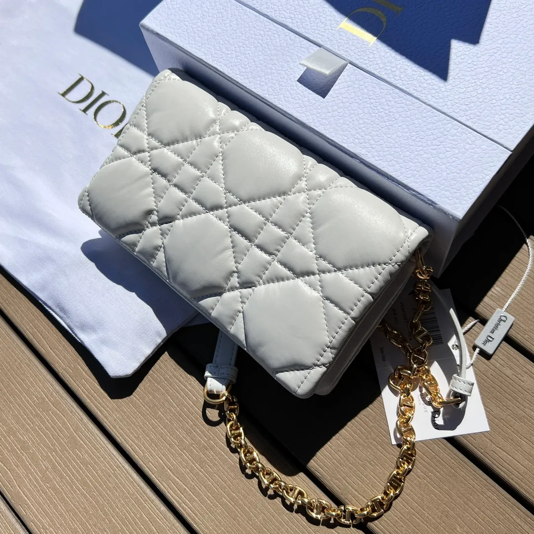 Top upgraded version 💰1760 Size: 19.5×11×6.5cm Dior’s overseas channel resources exclusively offer Caro chain handbags ❗️This season’s new Dior Caro chain handbags demonstrate the spirit of dior’s haute couture with practical design. Crafted from creamy white cow leather, it's decorated with a distinctive oversized cannage pattern with a quilted effect. The flap is embellished with an antique gold-finish metal "CD" logo, and interior compartments hold a variety of daily essentials. The detachable leather and CD link shoulder strap can be wrapped around the flap, and the detachable chain-stitched leather shoulder strap makes it easy to carry by hand, shoulder or cross-body, making it an ideal everyday piece.