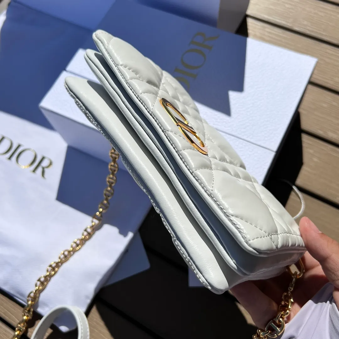 Top upgraded version 💰1760 Size: 19.5×11×6.5cm Dior’s overseas channel resources exclusively offer Caro chain handbags ❗️This season’s new Dior Caro chain handbags demonstrate the spirit of dior’s haute couture with practical design. Crafted from creamy white cow leather, it's decorated with a distinctive oversized cannage pattern with a quilted effect. The flap is embellished with an antique gold-finish metal "CD" logo, and interior compartments hold a variety of daily essentials. The detachable leather and CD link shoulder strap can be wrapped around the flap, and the detachable chain-stitched leather shoulder strap makes it easy to carry by hand, shoulder or cross-body, making it an ideal everyday piece.