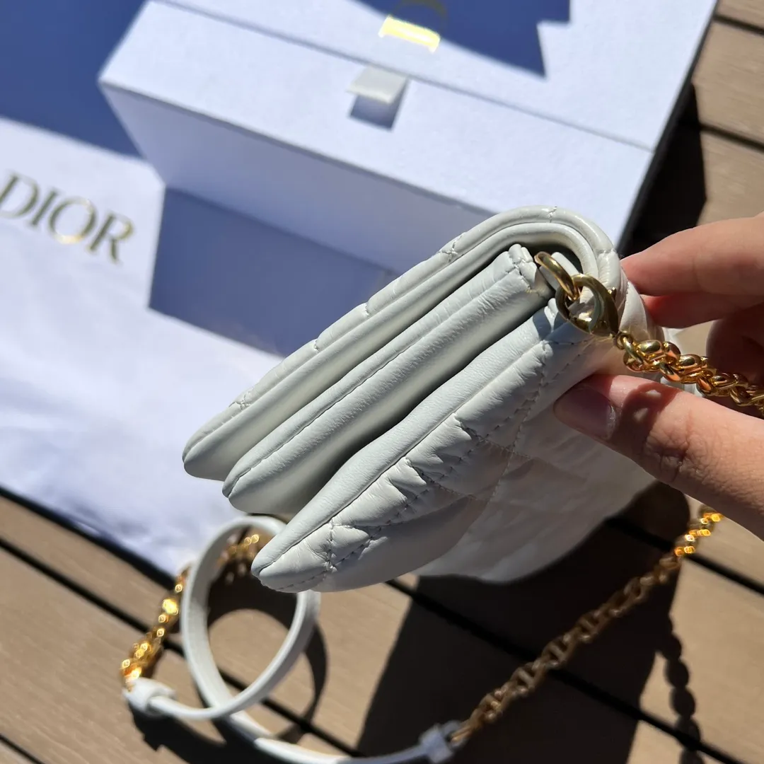 Top upgraded version 💰1760 Size: 19.5×11×6.5cm Dior’s overseas channel resources exclusively offer Caro chain handbags ❗️This season’s new Dior Caro chain handbags demonstrate the spirit of dior’s haute couture with practical design. Crafted from creamy white cow leather, it's decorated with a distinctive oversized cannage pattern with a quilted effect. The flap is embellished with an antique gold-finish metal "CD" logo, and interior compartments hold a variety of daily essentials. The detachable leather and CD link shoulder strap can be wrapped around the flap, and the detachable chain-stitched leather shoulder strap makes it easy to carry by hand, shoulder or cross-body, making it an ideal everyday piece.