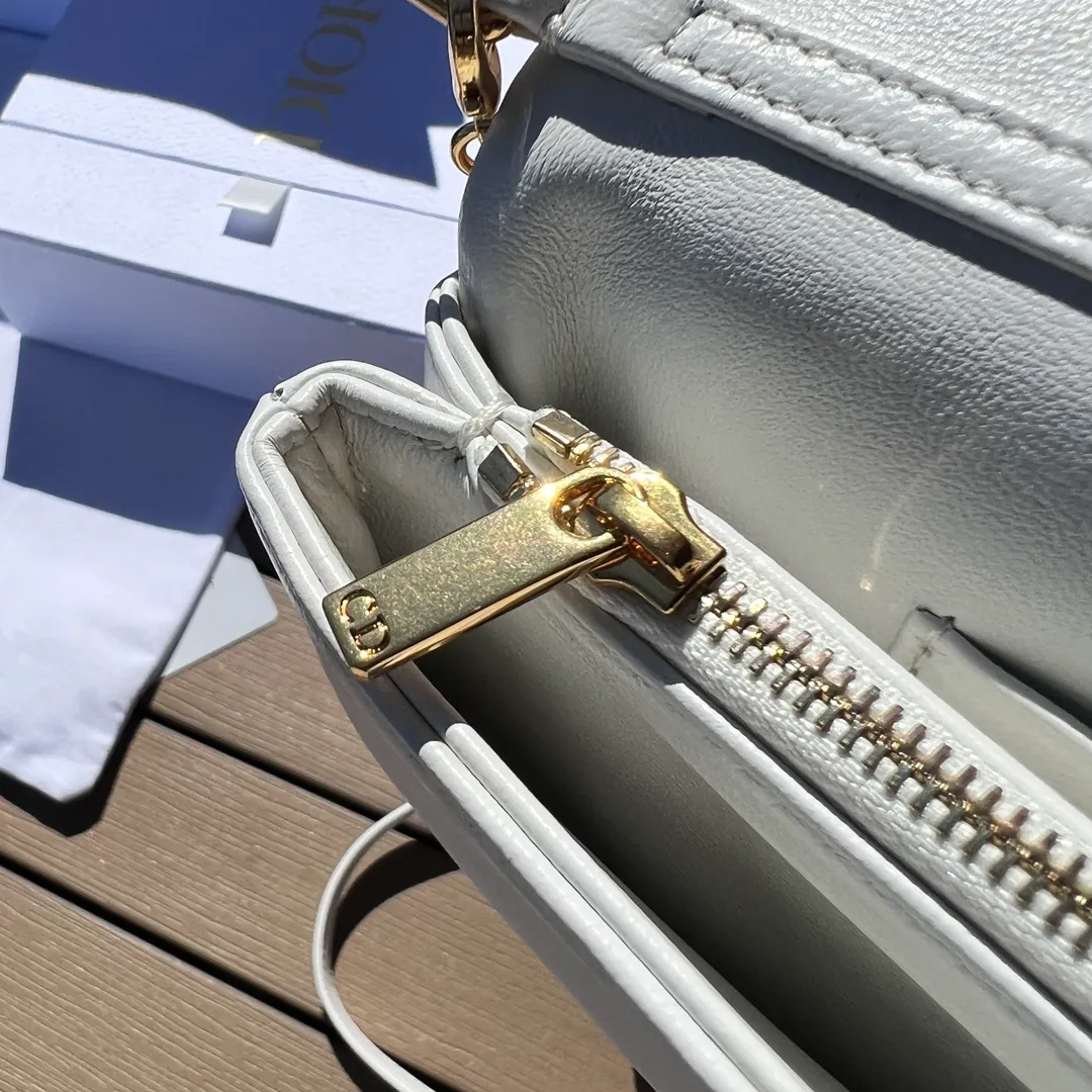 Top upgraded version 💰1760 Size: 19.5×11×6.5cm Dior’s overseas channel resources exclusively offer Caro chain handbags ❗️This season’s new Dior Caro chain handbags demonstrate the spirit of dior’s haute couture with practical design. Crafted from creamy white cow leather, it's decorated with a distinctive oversized cannage pattern with a quilted effect. The flap is embellished with an antique gold-finish metal "CD" logo, and interior compartments hold a variety of daily essentials. The detachable leather and CD link shoulder strap can be wrapped around the flap, and the detachable chain-stitched leather shoulder strap makes it easy to carry by hand, shoulder or cross-body, making it an ideal everyday piece.