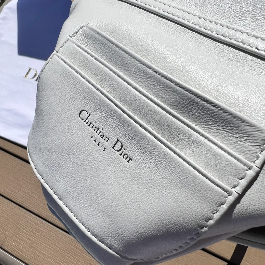 Top upgraded version 💰1760 Size: 19.5×11×6.5cm Dior’s overseas channel resources exclusively offer Caro chain handbags ❗️This season’s new Dior Caro chain handbags demonstrate the spirit of dior’s haute couture with practical design. Crafted from creamy white cow leather, it's decorated with a distinctive oversized cannage pattern with a quilted effect. The flap is embellished with an antique gold-finish metal "CD" logo, and interior compartments hold a variety of daily essentials. The detachable leather and CD link shoulder strap can be wrapped around the flap, and the detachable chain-stitched leather shoulder strap makes it easy to carry by hand, shoulder or cross-body, making it an ideal everyday piece.
