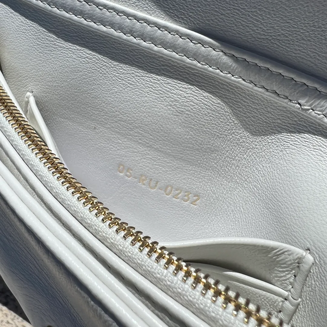 Top upgraded version 💰1760 Size: 19.5×11×6.5cm Dior’s overseas channel resources exclusively offer Caro chain handbags ❗️This season’s new Dior Caro chain handbags demonstrate the spirit of dior’s haute couture with practical design. Crafted from creamy white cow leather, it's decorated with a distinctive oversized cannage pattern with a quilted effect. The flap is embellished with an antique gold-finish metal "CD" logo, and interior compartments hold a variety of daily essentials. The detachable leather and CD link shoulder strap can be wrapped around the flap, and the detachable chain-stitched leather shoulder strap makes it easy to carry by hand, shoulder or cross-body, making it an ideal everyday piece.