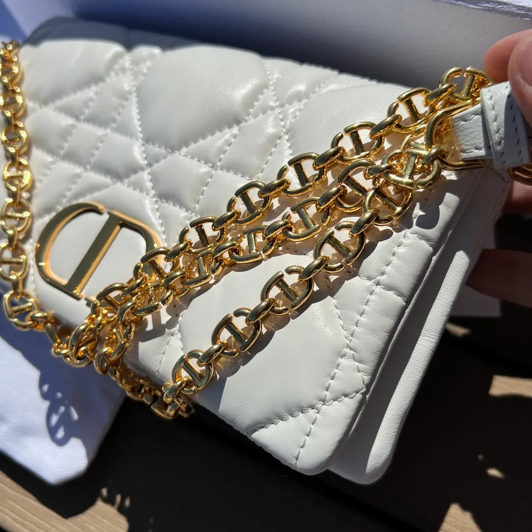 Top upgraded version 💰1760 Size: 19.5×11×6.5cm Dior’s overseas channel resources exclusively offer Caro chain handbags ❗️This season’s new Dior Caro chain handbags demonstrate the spirit of dior’s haute couture with practical design. Crafted from creamy white cow leather, it's decorated with a distinctive oversized cannage pattern with a quilted effect. The flap is embellished with an antique gold-finish metal "CD" logo, and interior compartments hold a variety of daily essentials. The detachable leather and CD link shoulder strap can be wrapped around the flap, and the detachable chain-stitched leather shoulder strap makes it easy to carry by hand, shoulder or cross-body, making it an ideal everyday piece.