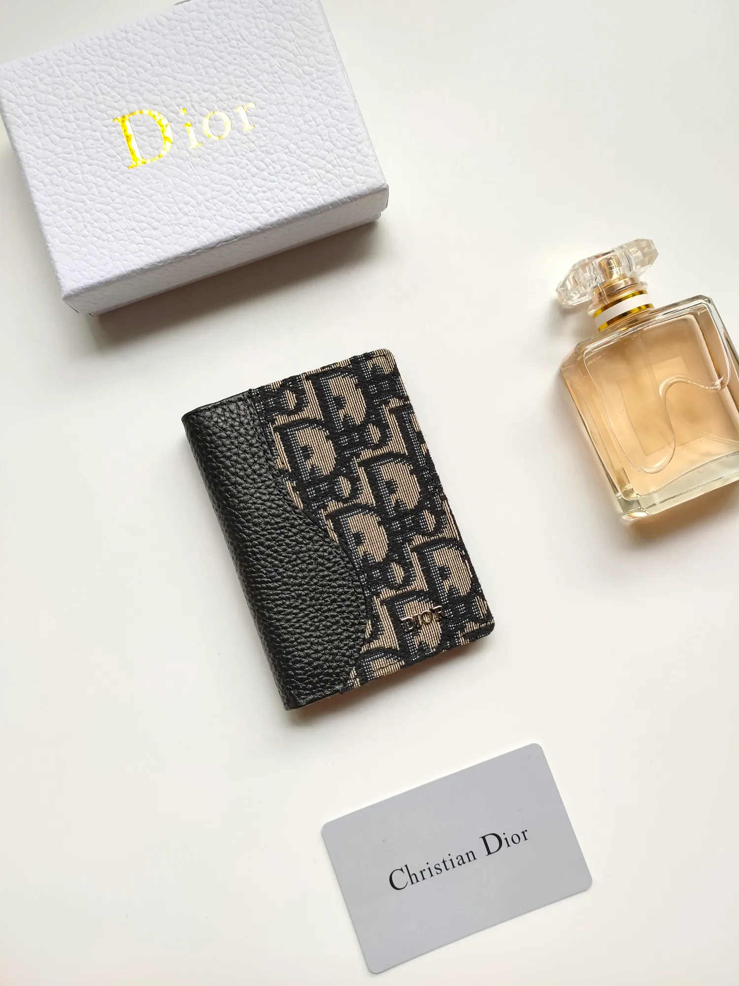 ￥100💋The newly launched bi-fold card holder for autumn 2023 is an elegant accessory that demonstrates Dior’s exquisite craftsmanship. Crafted from black inlaid grained calfskin, this card holder is detailed with beige and black Oblique print fabric details that accentuate the classic saddle silhouette. There are three card slots on each side and two compartments for storing bills and cash. Elegantly styled with a metal-clad brass Dior signature on the front, it fits easily into any pocket. Style number: CH169 Size: 8.2*11.2cm