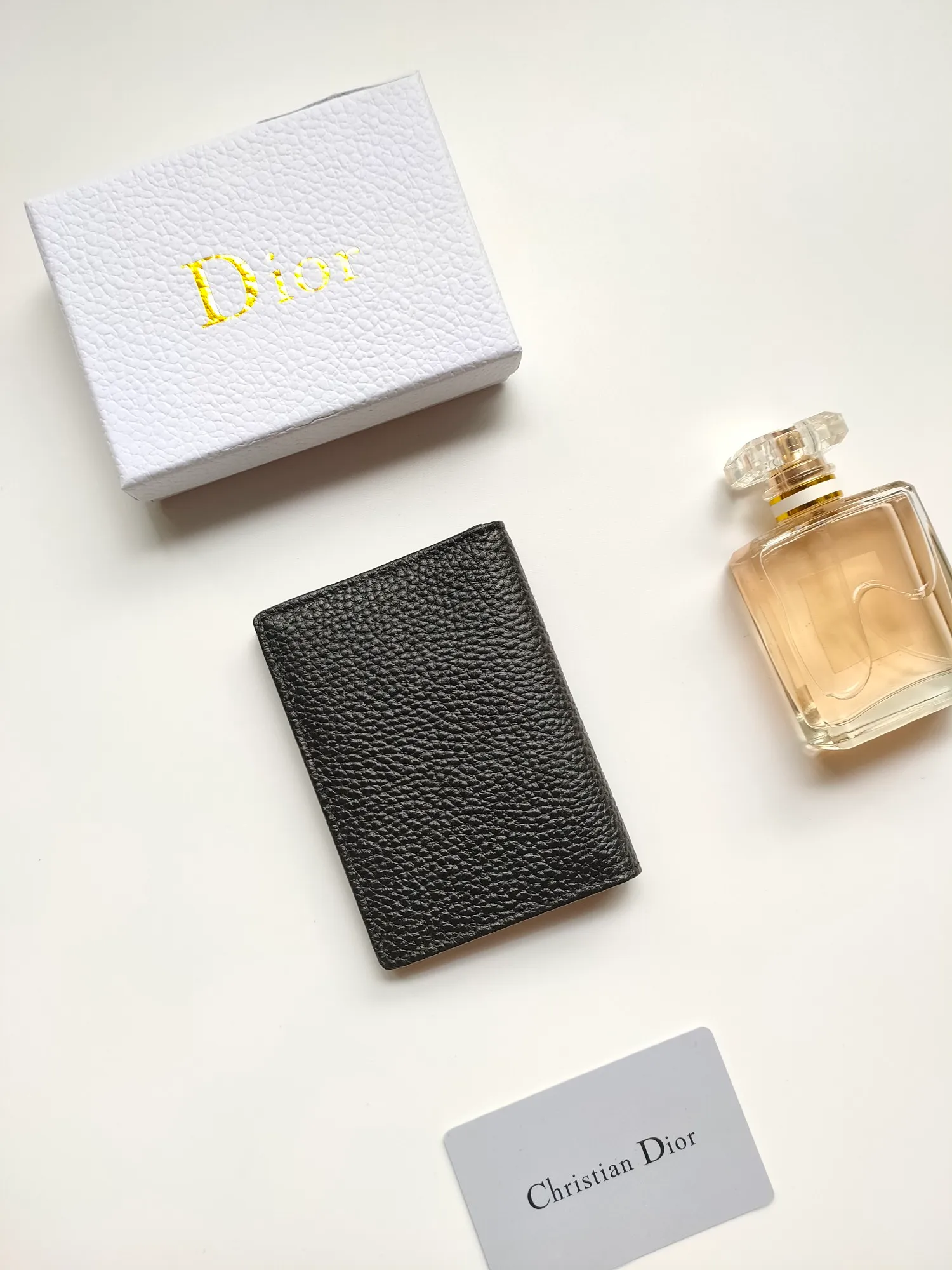 ￥100💋The newly launched bi-fold card holder for autumn 2023 is an elegant accessory that demonstrates Dior’s exquisite craftsmanship. Crafted from black inlaid grained calfskin, this card holder is detailed with beige and black Oblique print fabric details that accentuate the classic saddle silhouette. There are three card slots on each side and two compartments for storing bills and cash. Elegantly styled with a metal-clad brass Dior signature on the front, it fits easily into any pocket. Style number: CH169 Size: 8.2*11.2cm