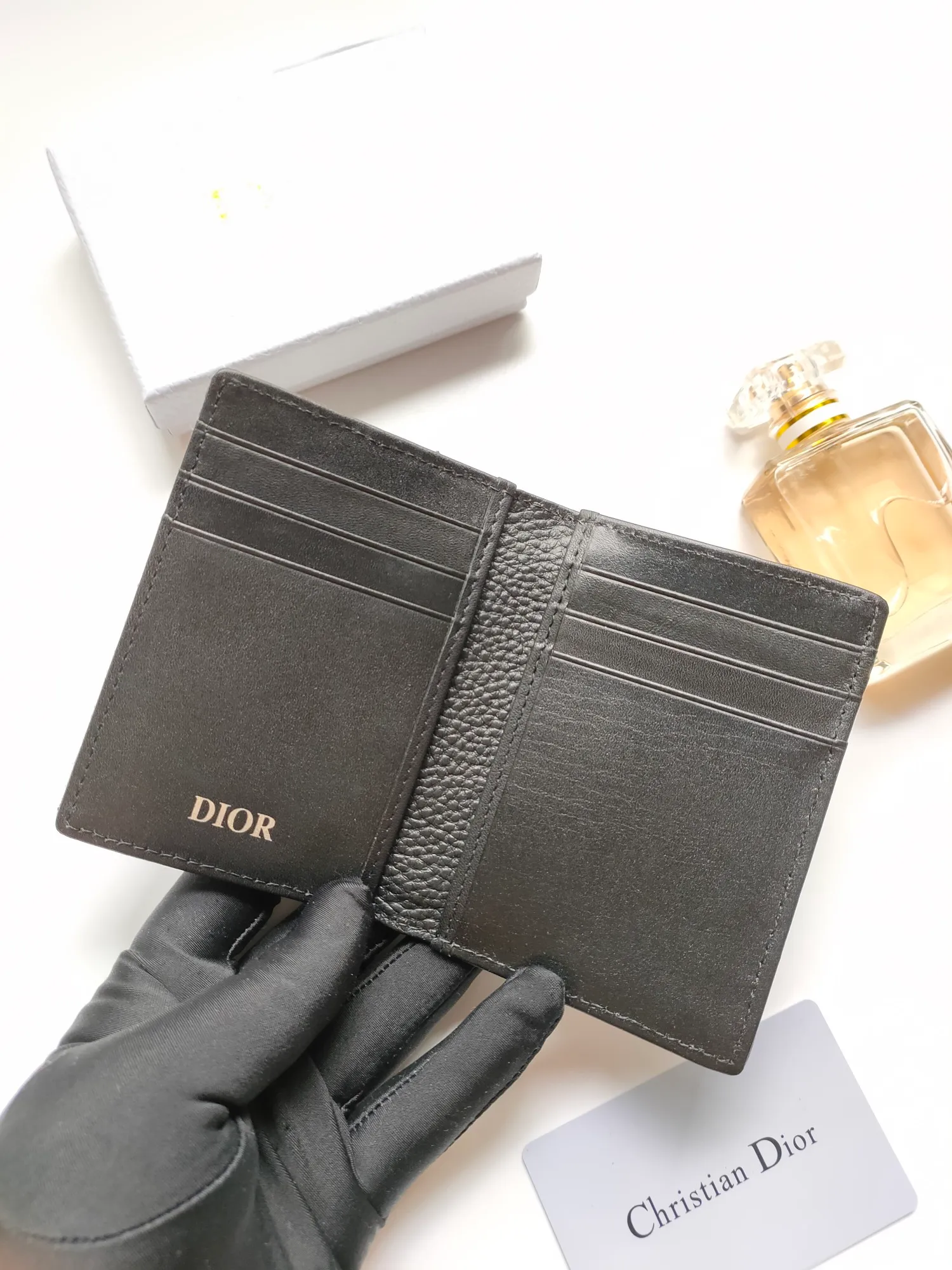 ￥100💋The newly launched bi-fold card holder for autumn 2023 is an elegant accessory that demonstrates Dior’s exquisite craftsmanship. Crafted from black inlaid grained calfskin, this card holder is detailed with beige and black Oblique print fabric details that accentuate the classic saddle silhouette. There are three card slots on each side and two compartments for storing bills and cash. Elegantly styled with a metal-clad brass Dior signature on the front, it fits easily into any pocket. Style number: CH169 Size: 8.2*11.2cm