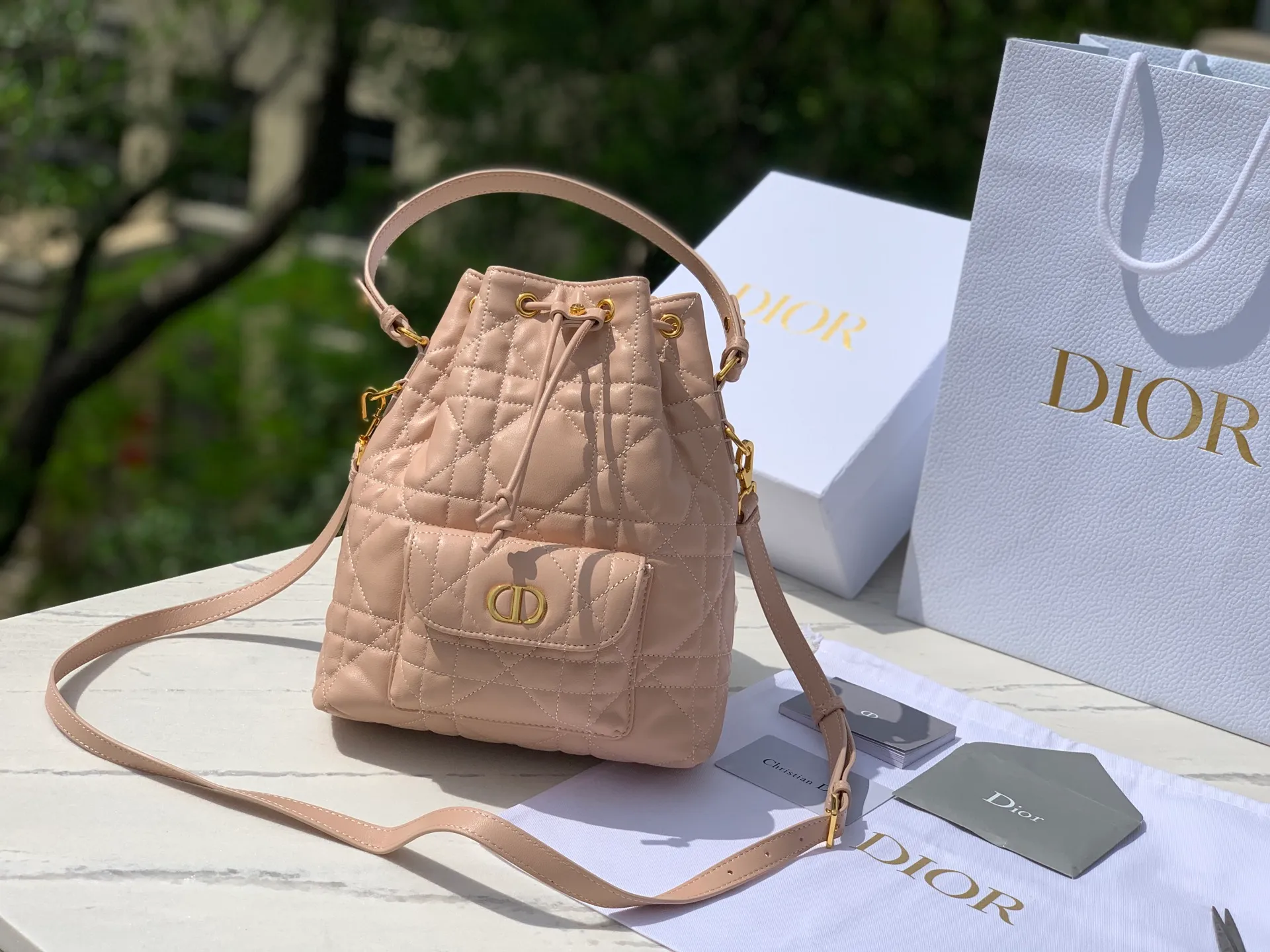 Top upgraded version 💰2000 Size: 20×24×9cm 🔥4050 New autumn fashion favorite! The Dior Caro mini bucket bag stunned the audience as soon as it appeared! Imported original sheepskin, as soft and delicate as baby skin, every touch is the ultimate enjoyment. The classic oversized cannage pattern top stitching outlines the brand's exclusive fashion genes; the shining golden CD metal logo on the front is a high-end business card for walking! The drawstring compartment and flap pocket design are perfect for storing daily small items. The detachable handle and adjustable shoulder strap make it look noble when carried by hand, lazy when carried on the shoulder, and straightforward when worn cross-body, unlocking the formula for dressing in multiple scenes! Dior’s ingenious creations are both beautiful and practical, so fashionistas can’t wait to get them!