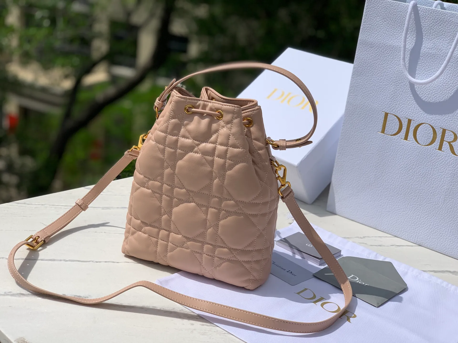 Top upgraded version 💰2000 Size: 20×24×9cm 🔥4050 New autumn fashion favorite! The Dior Caro mini bucket bag stunned the audience as soon as it appeared! Imported original sheepskin, as soft and delicate as baby skin, every touch is the ultimate enjoyment. The classic oversized cannage pattern top stitching outlines the brand's exclusive fashion genes; the shining golden CD metal logo on the front is a high-end business card for walking! The drawstring compartment and flap pocket design are perfect for storing daily small items. The detachable handle and adjustable shoulder strap make it look noble when carried by hand, lazy when carried on the shoulder, and straightforward when worn cross-body, unlocking the formula for dressing in multiple scenes! Dior’s ingenious creations are both beautiful and practical, so fashionistas can’t wait to get them!