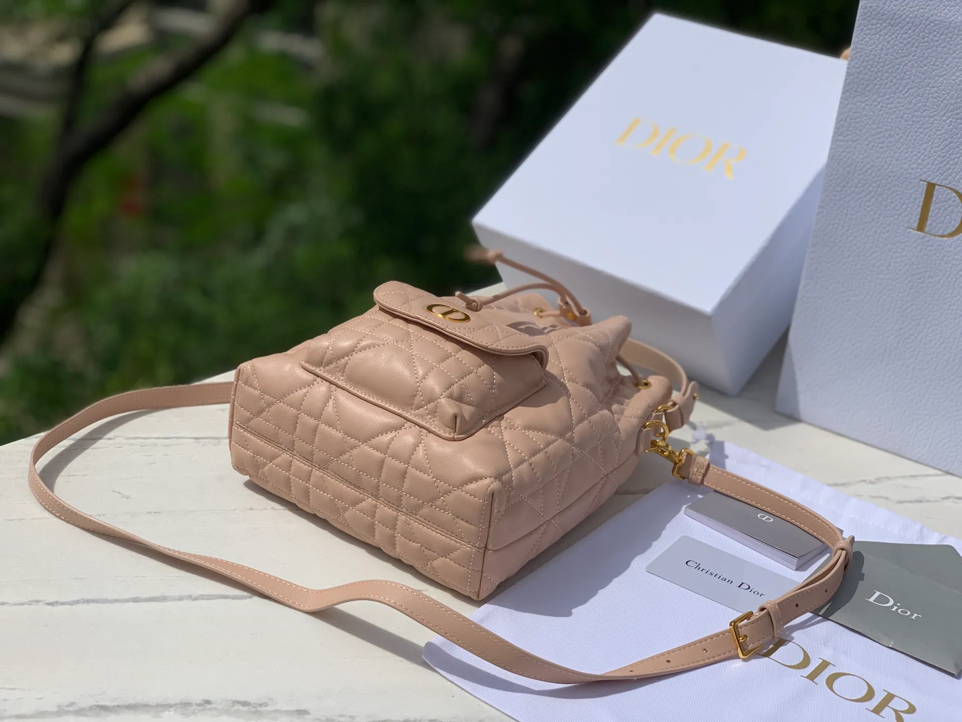 Top upgraded version 💰2000 Size: 20×24×9cm 🔥4050 New autumn fashion favorite! The Dior Caro mini bucket bag stunned the audience as soon as it appeared! Imported original sheepskin, as soft and delicate as baby skin, every touch is the ultimate enjoyment. The classic oversized cannage pattern top stitching outlines the brand's exclusive fashion genes; the shining golden CD metal logo on the front is a high-end business card for walking! The drawstring compartment and flap pocket design are perfect for storing daily small items. The detachable handle and adjustable shoulder strap make it look noble when carried by hand, lazy when carried on the shoulder, and straightforward when worn cross-body, unlocking the formula for dressing in multiple scenes! Dior’s ingenious creations are both beautiful and practical, so fashionistas can’t wait to get them!