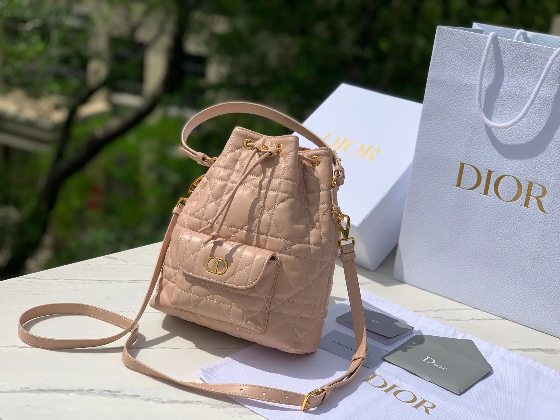 Top upgraded version 💰2000 Size: 20×24×9cm 🔥4050 New autumn fashion favorite! The Dior Caro mini bucket bag stunned the audience as soon as it appeared! Imported original sheepskin, as soft and delicate as baby skin, every touch is the ultimate enjoyment. The classic oversized cannage pattern top stitching outlines the brand's exclusive fashion genes; the shining golden CD metal logo on the front is a high-end business card for walking! The drawstring compartment and flap pocket design are perfect for storing daily small items. The detachable handle and adjustable shoulder strap make it look noble when carried by hand, lazy when carried on the shoulder, and straightforward when worn cross-body, unlocking the formula for dressing in multiple scenes! Dior’s ingenious creations are both beautiful and practical, so fashionistas can’t wait to get them!